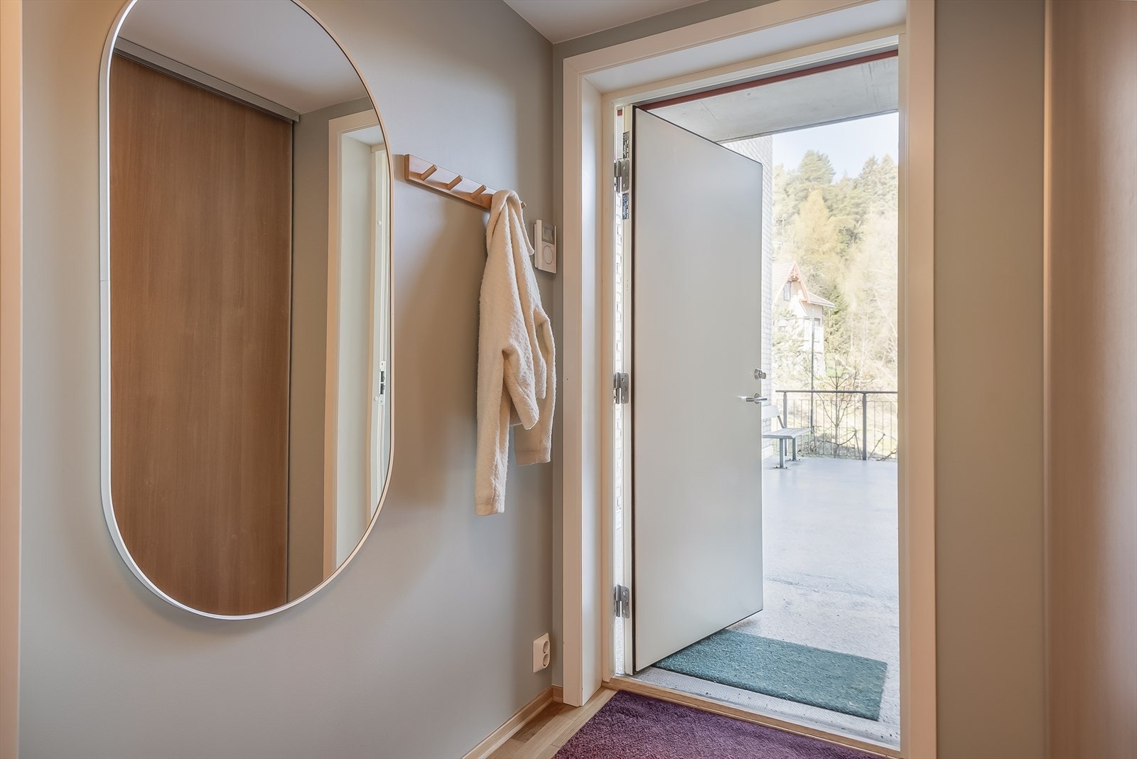 Når du kommer inn i leiligheten trer du inn i en lys og romslig entré. Utenfor leiligheten har du én bod på 5 m² i kjeller, for ekstra plass til oppbevaring. Galleribilde