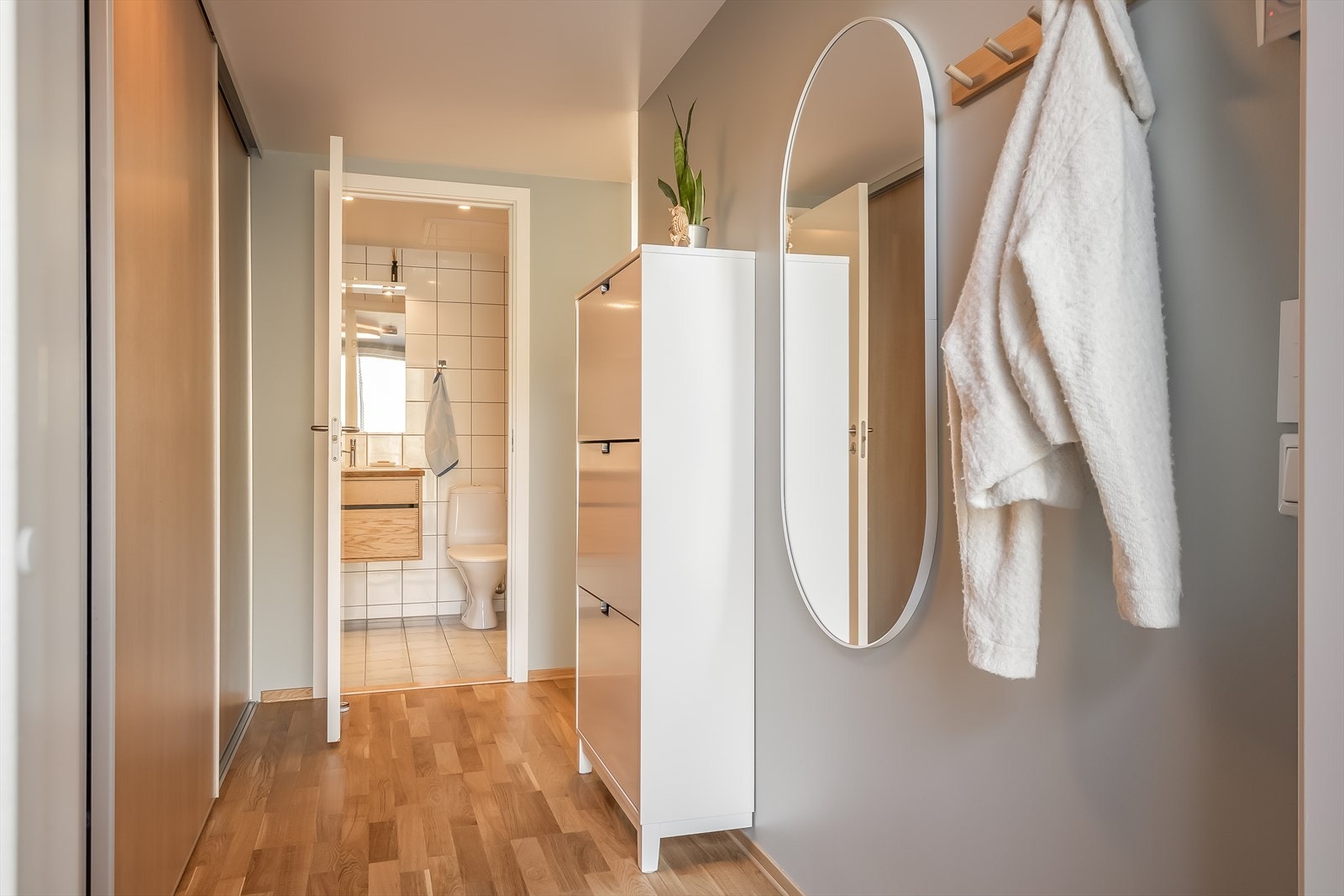 Badet ligger i direkte tilknytning entré for en mer praktisk hverdag. Galleribilde