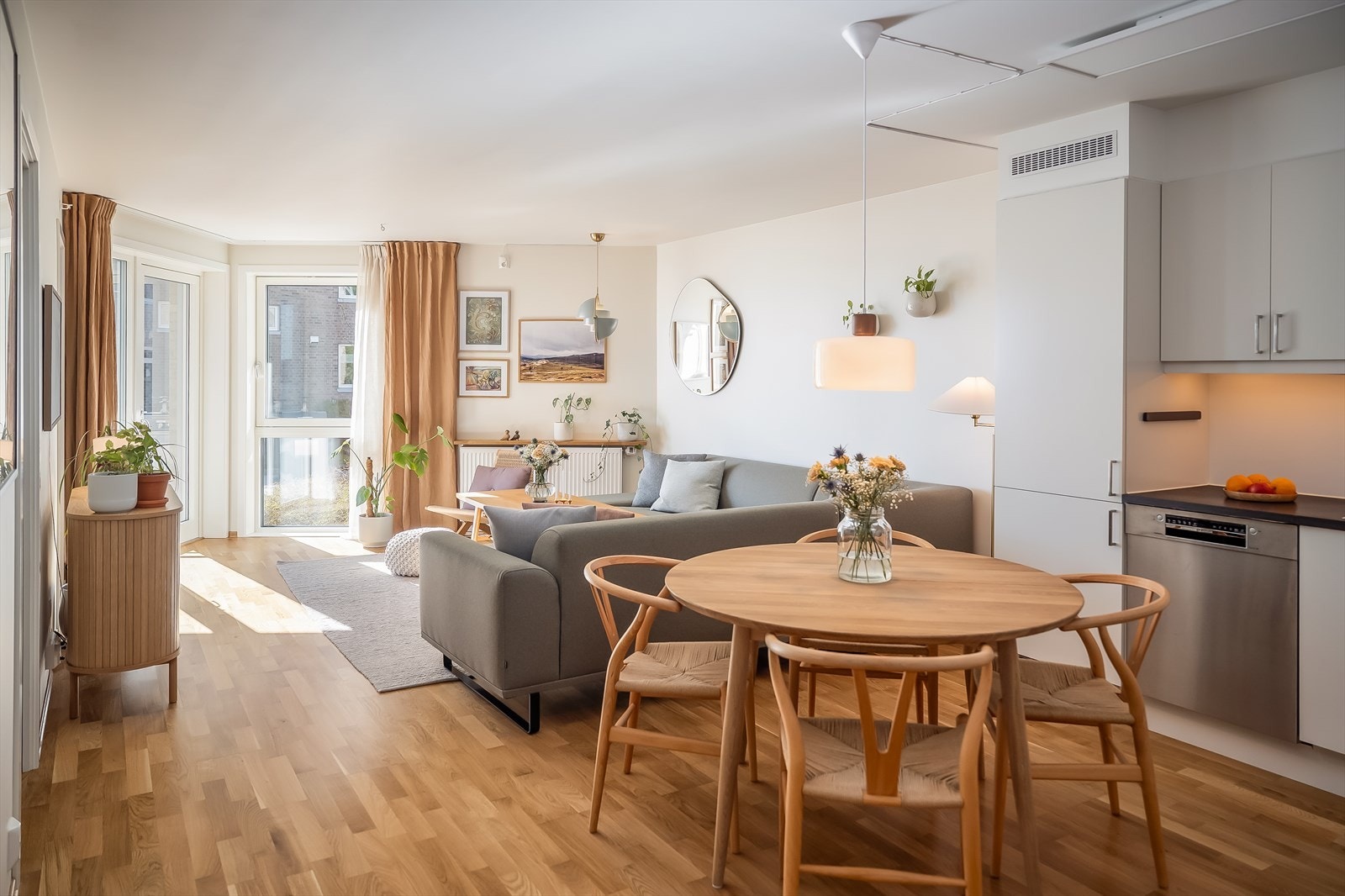 En gjennomgående god planløsning og pene materialvalg gjør at boligen skiller seg godt ut blant mengden. Galleribilde