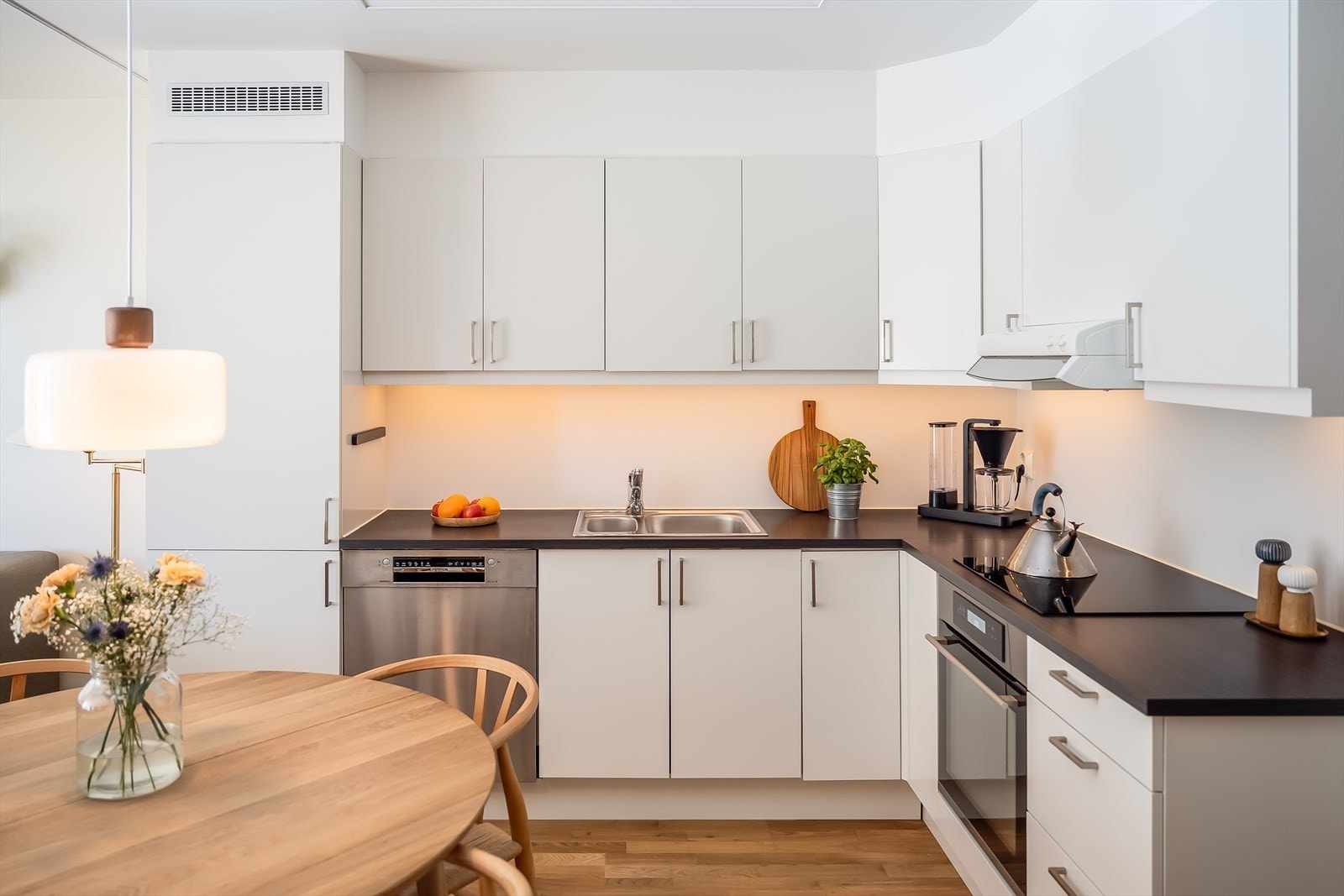 Det er helintegrerte hvitevarer som stekeovn, induksjonstopp, kjøle- og fryseskap. Kjøkkenet holder en gjennomgående pen standard og har fått TG 1 av takstmann. Galleribilde