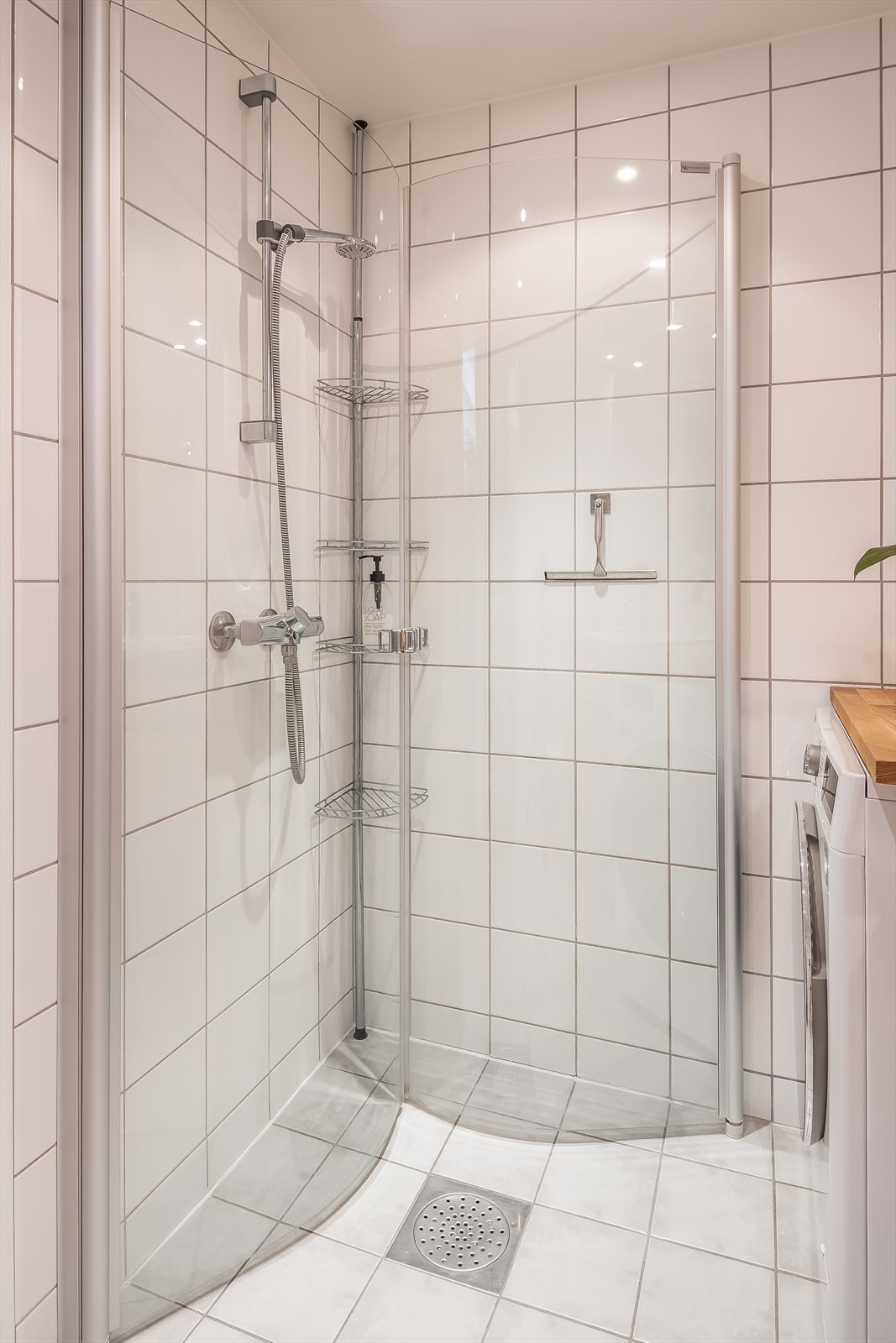 Badet er i likhet med resten av leiligheten vurdert til tilstandsgrad 1 av takstmann og holder en gjennomgående pen stand. Galleribilde