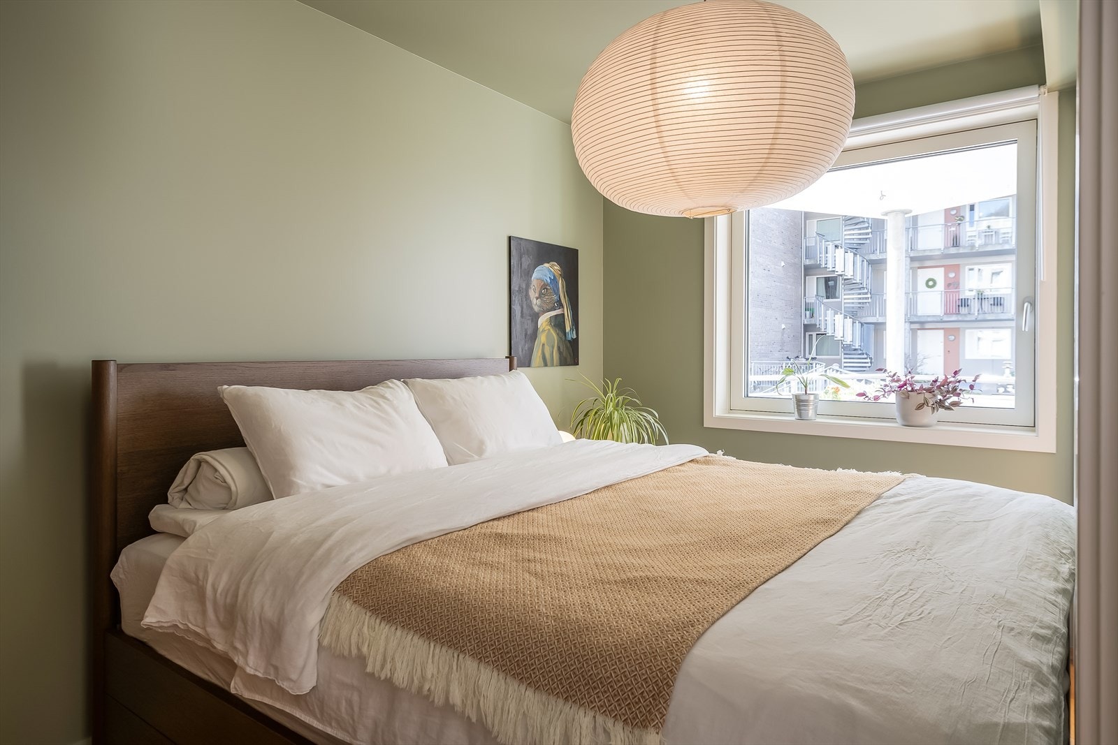 Soverommet måler 7,8 m² og er vendt mot en rolig fellesarealer. Rommet er som resten av leiligheten malt i delikate- og tidsriktige farger. Galleribilde