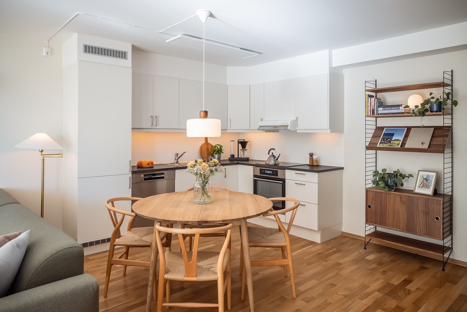 Spiseseksjonen finner sin naturlige plassering mellom kjøkken og stue. Galleribilde