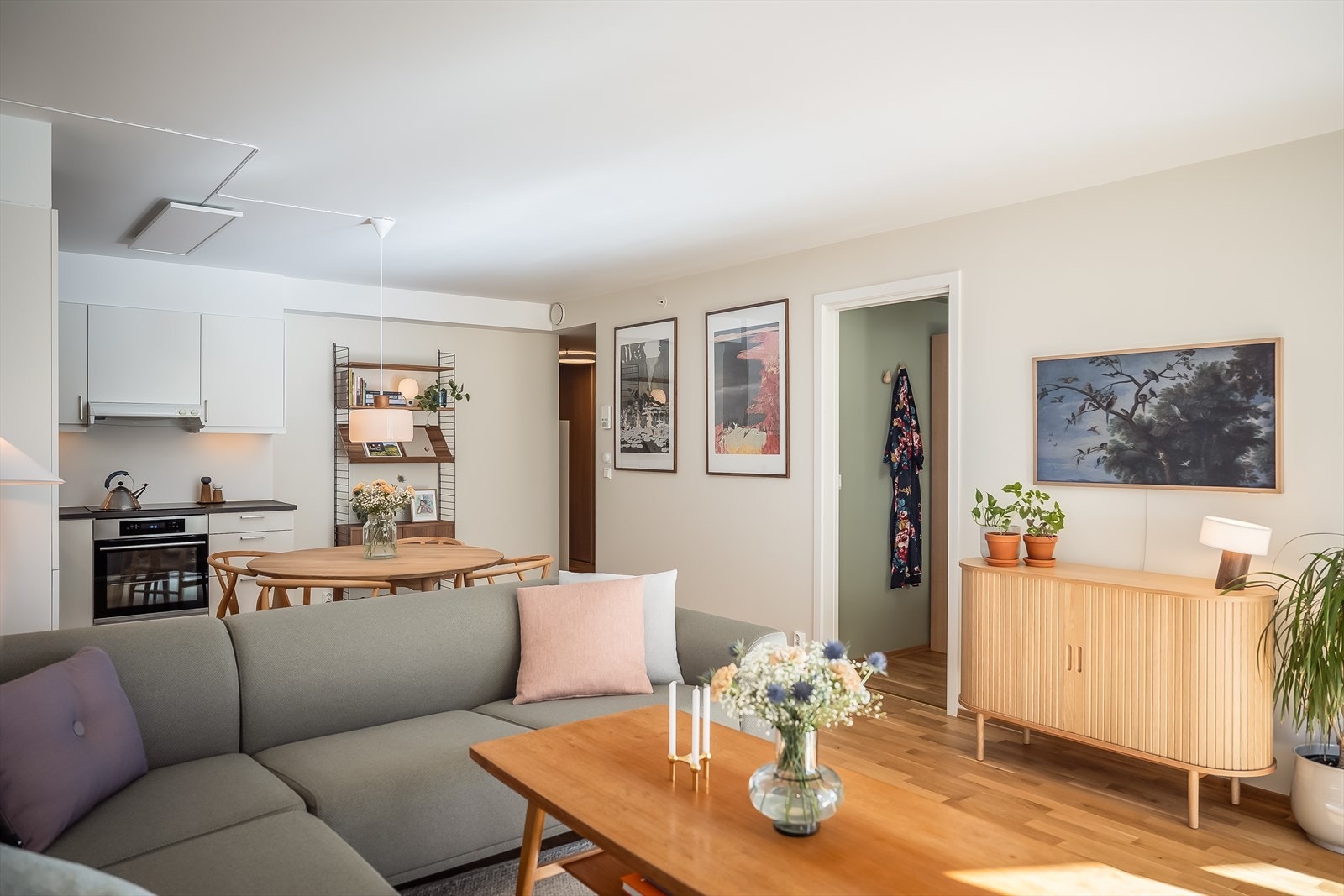 Det er en gjennomgående bruk av 3-stavs eikeparkett i hele boligen, utenom badet. Galleribilde