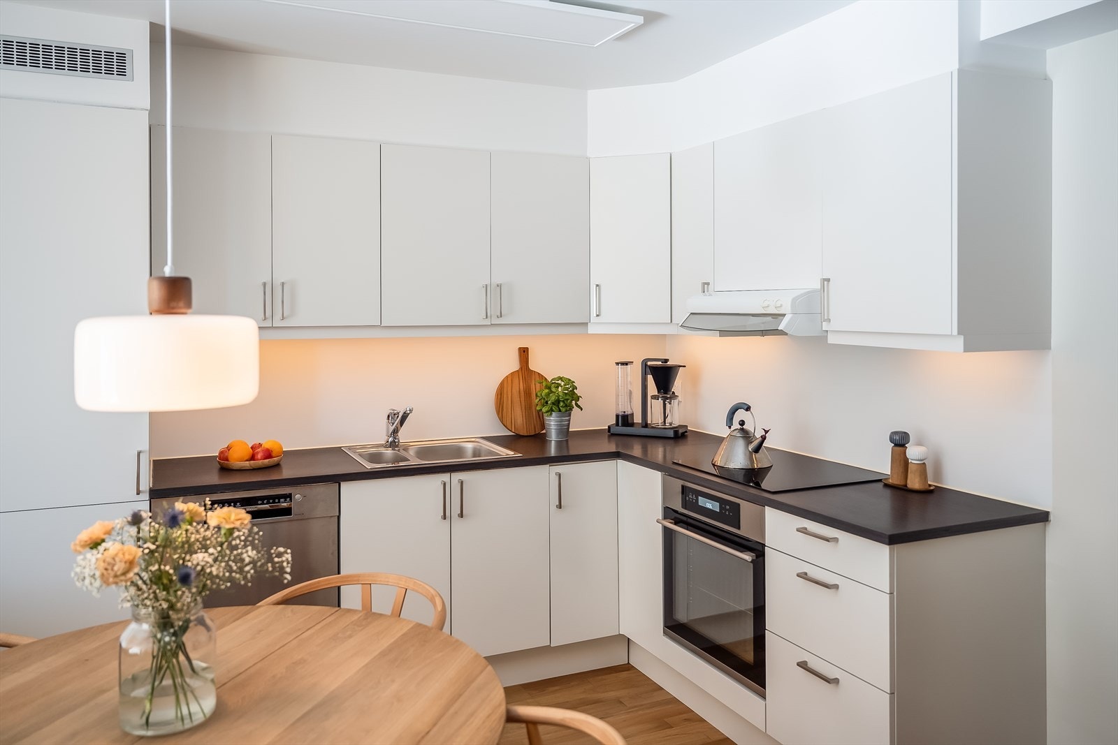 Her får du et lyst og moderne hjørnekjøkken fra byggeår (2012) av kvalitetsleverandøren HTH. Galleribilde