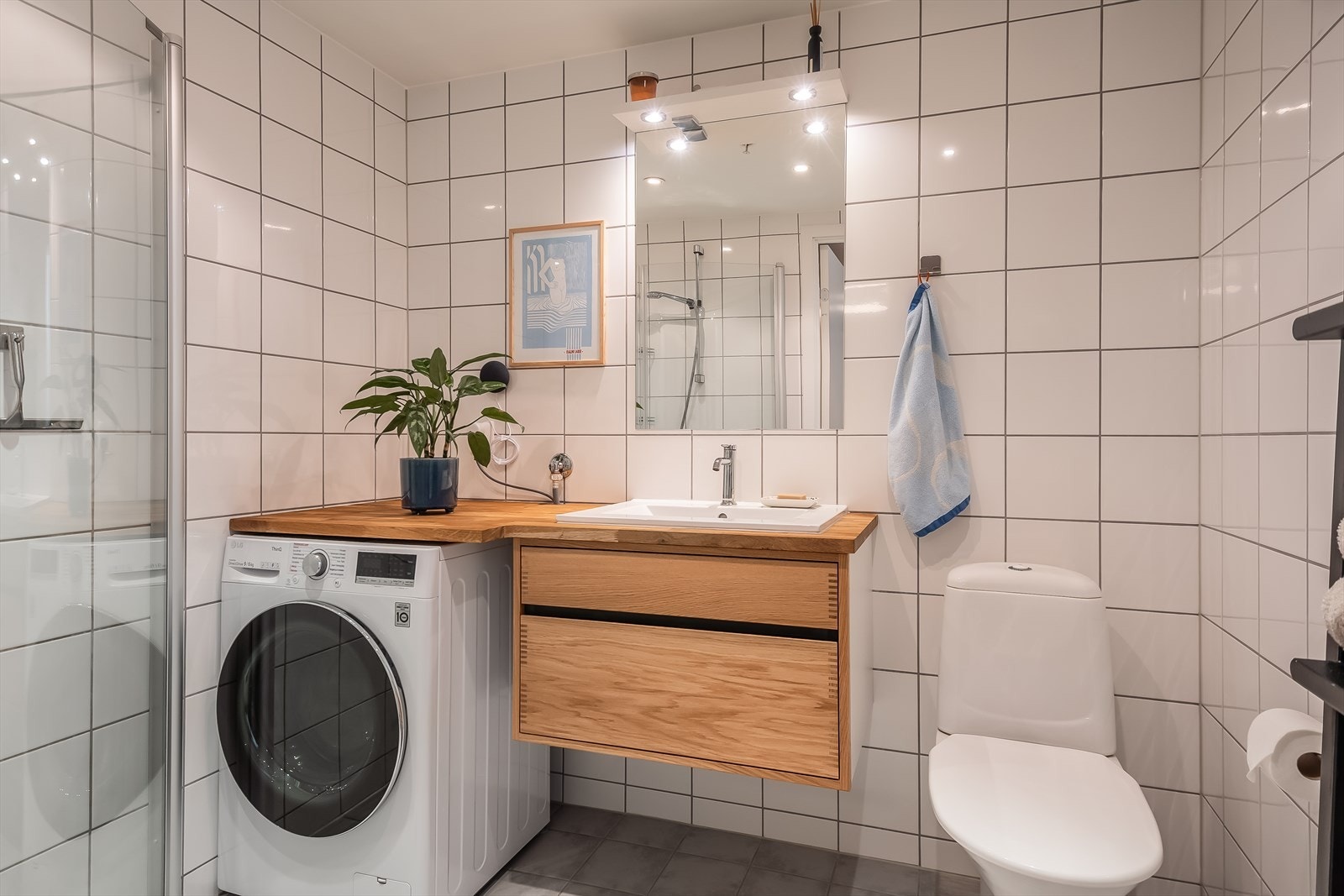 Lyst og flislagt baderom på 3,6 m² fra nyere byggeår i 2012. Galleribilde