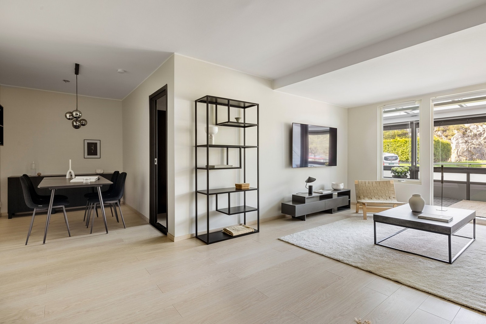 Stuen har store vindusflater som gir rikelig med lys-innslipp. Galleribilde