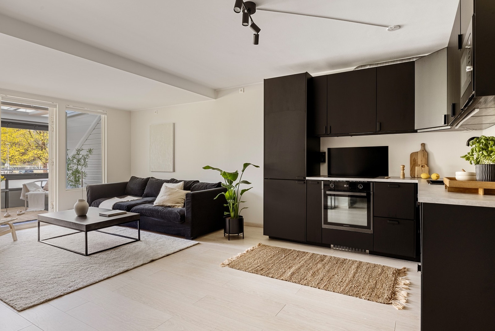 Vi beveger oss inn igjen til stueområdet som er målt til ca. 31,8 kvm. Galleribilde