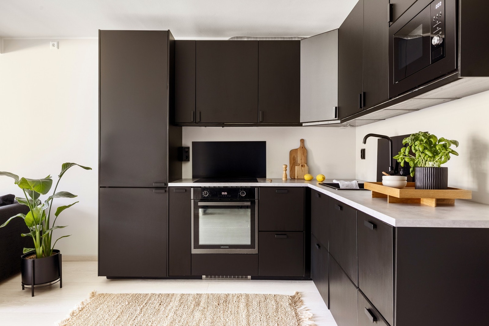 Kjøkkeninnredningen består av sorte glatte fronter og en robust benkeplate i laminat. Galleribilde