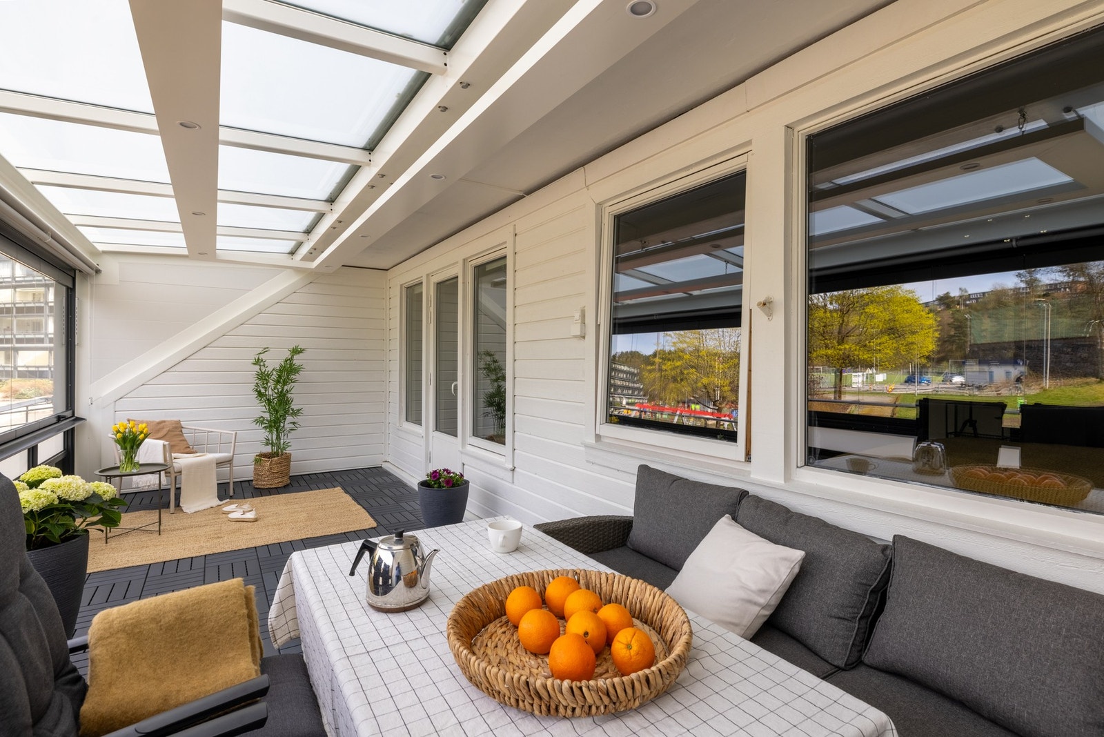 Innglasset balkong på hele 23 kvm- En naturlig forlengelse av oppholdsrommet. Galleribilde