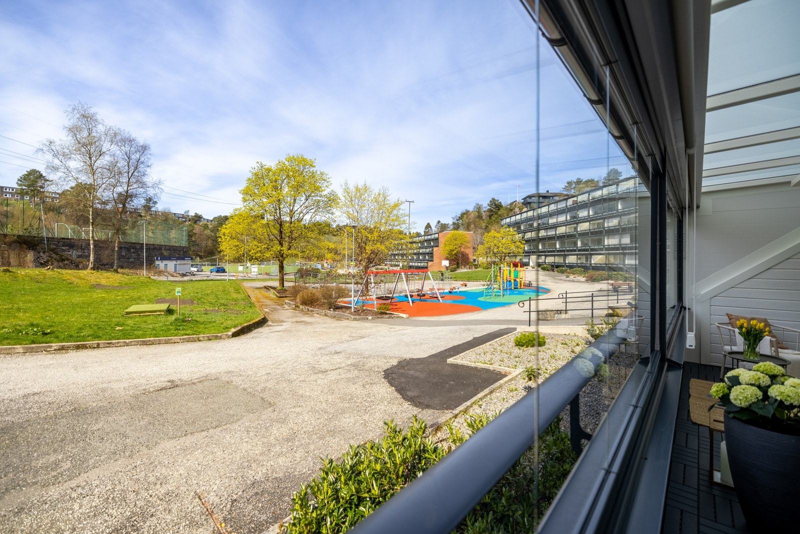 En høy 1.etasjes leilighet. Galleribilde