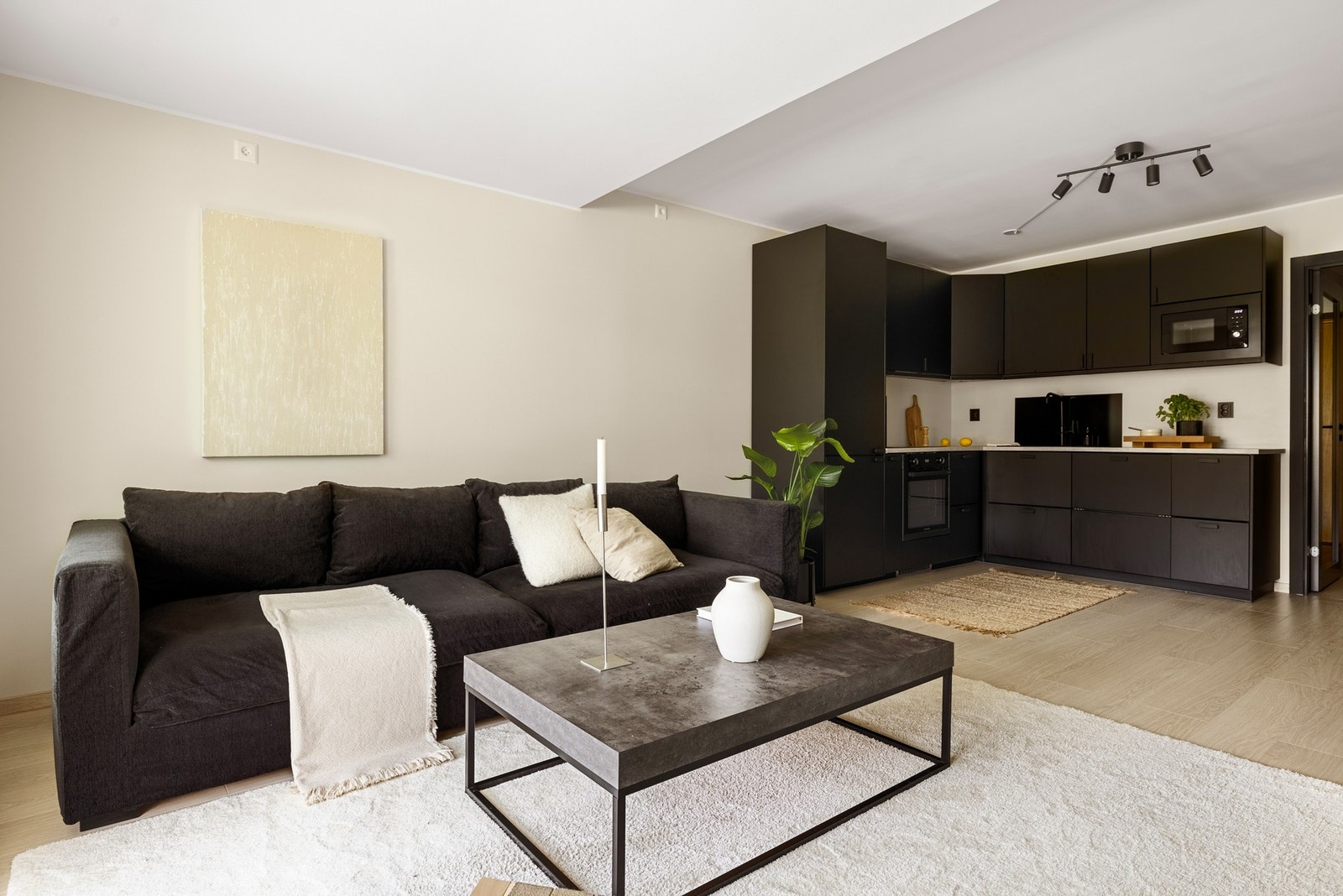 Denne leiligheten kombinerer stil og funksjonalitet på en utmerket måte. Galleribilde