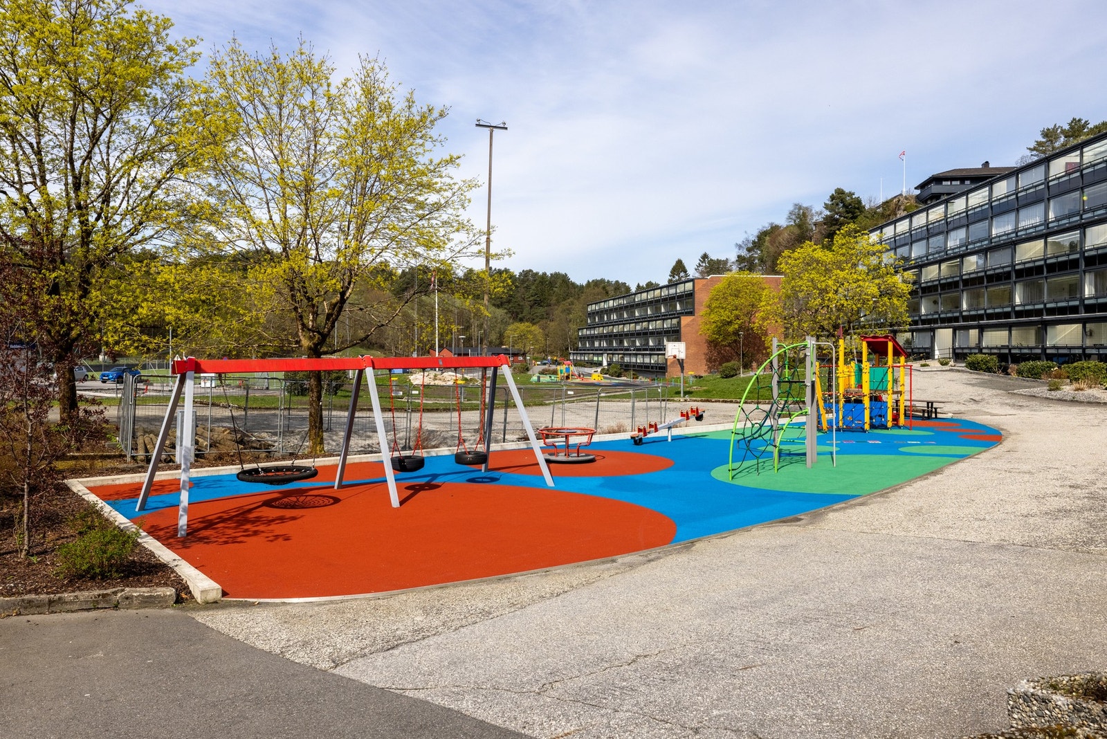 Felles lekeplasser med varierte og godt vedlikeholdte lekeapparater. Galleribilde