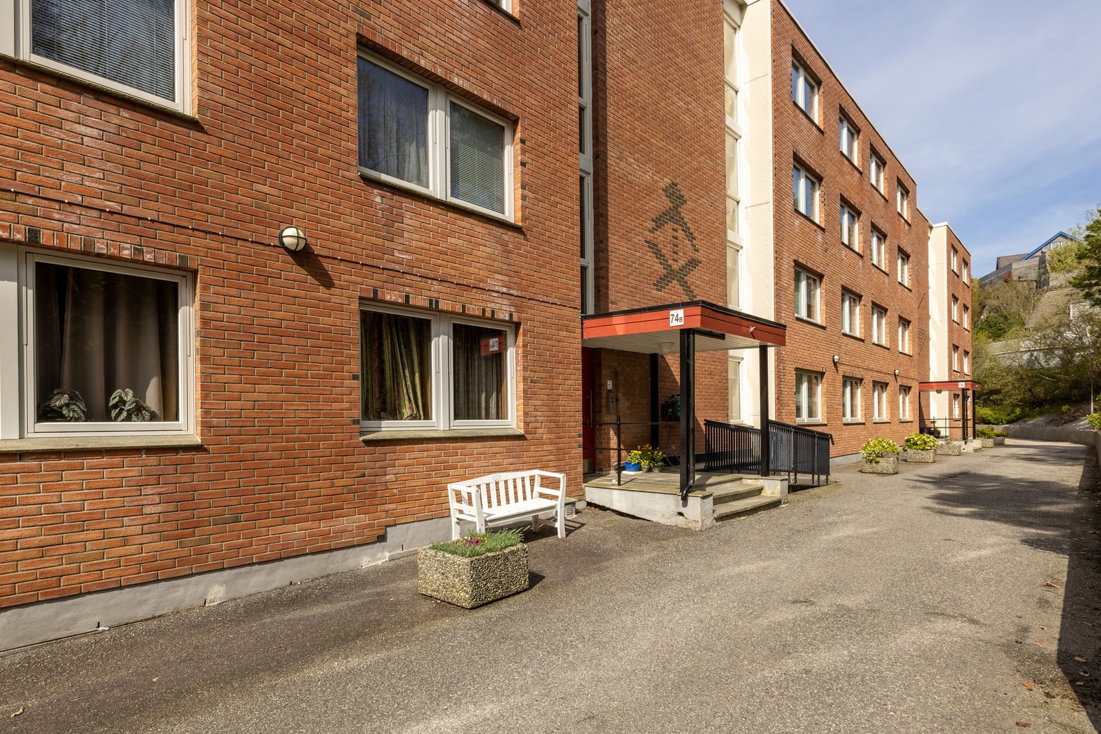 Til tross for sin avskjermede beliggenhet har leiligheten en svært sentral beliggenhet i Bergen Vest. Galleribilde