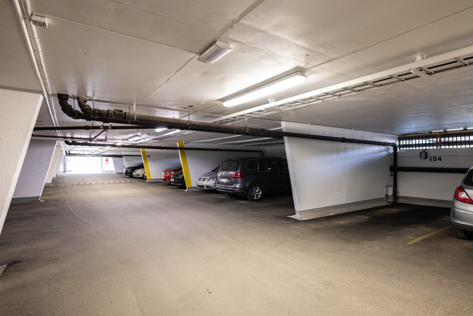 Fast parkering i lukket garasjeanlegg med el lading. Galleribilde