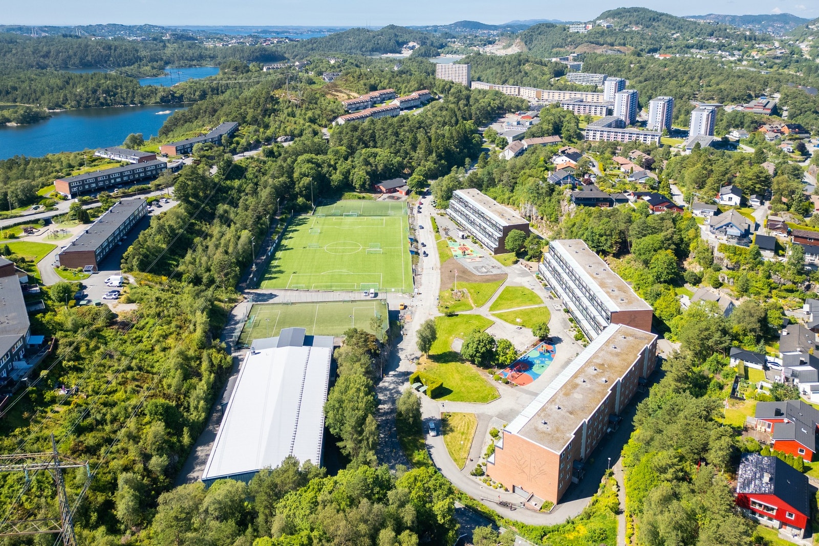 Ellers er det ca. 15 minutters kjøretid til Bergen sentrum, og i overkant av 5 minutter til Haakonsvern. Galleribilde