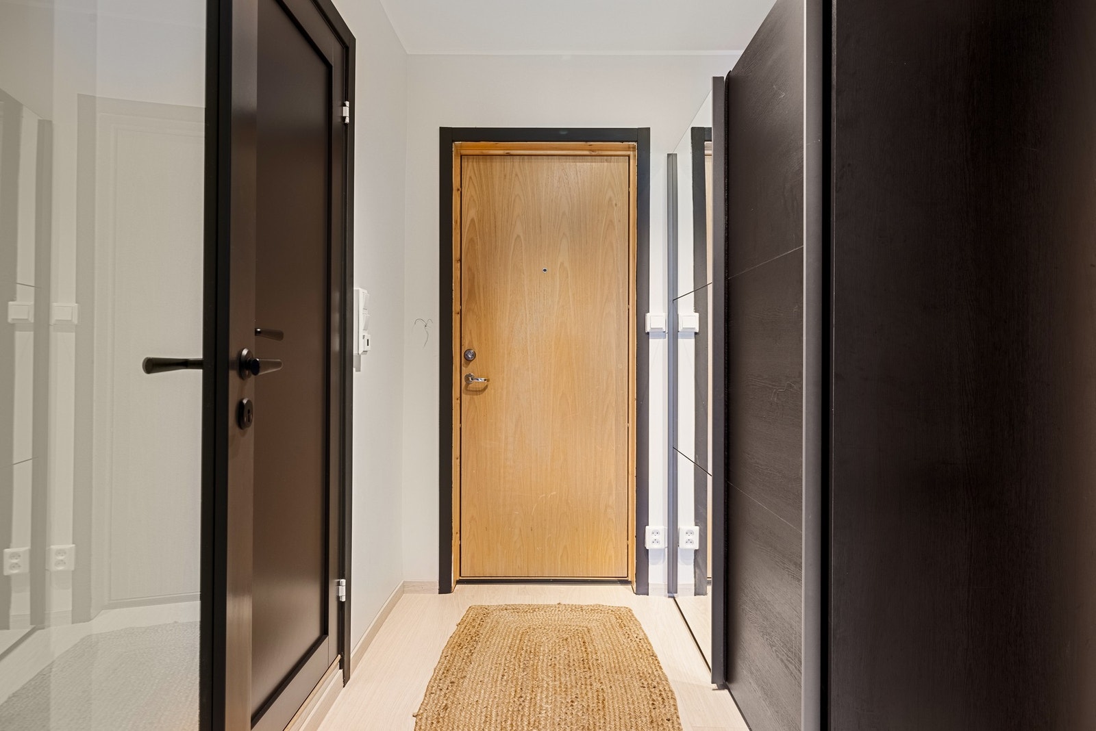 Velkommen inn! Vi starter i leilighetens entré målt til ca. 4,9 kvm. Galleribilde