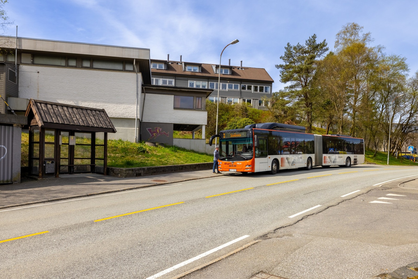 Nærmeste bussholdeplass finner du ca. 1 km fra leiligheten. Galleribilde