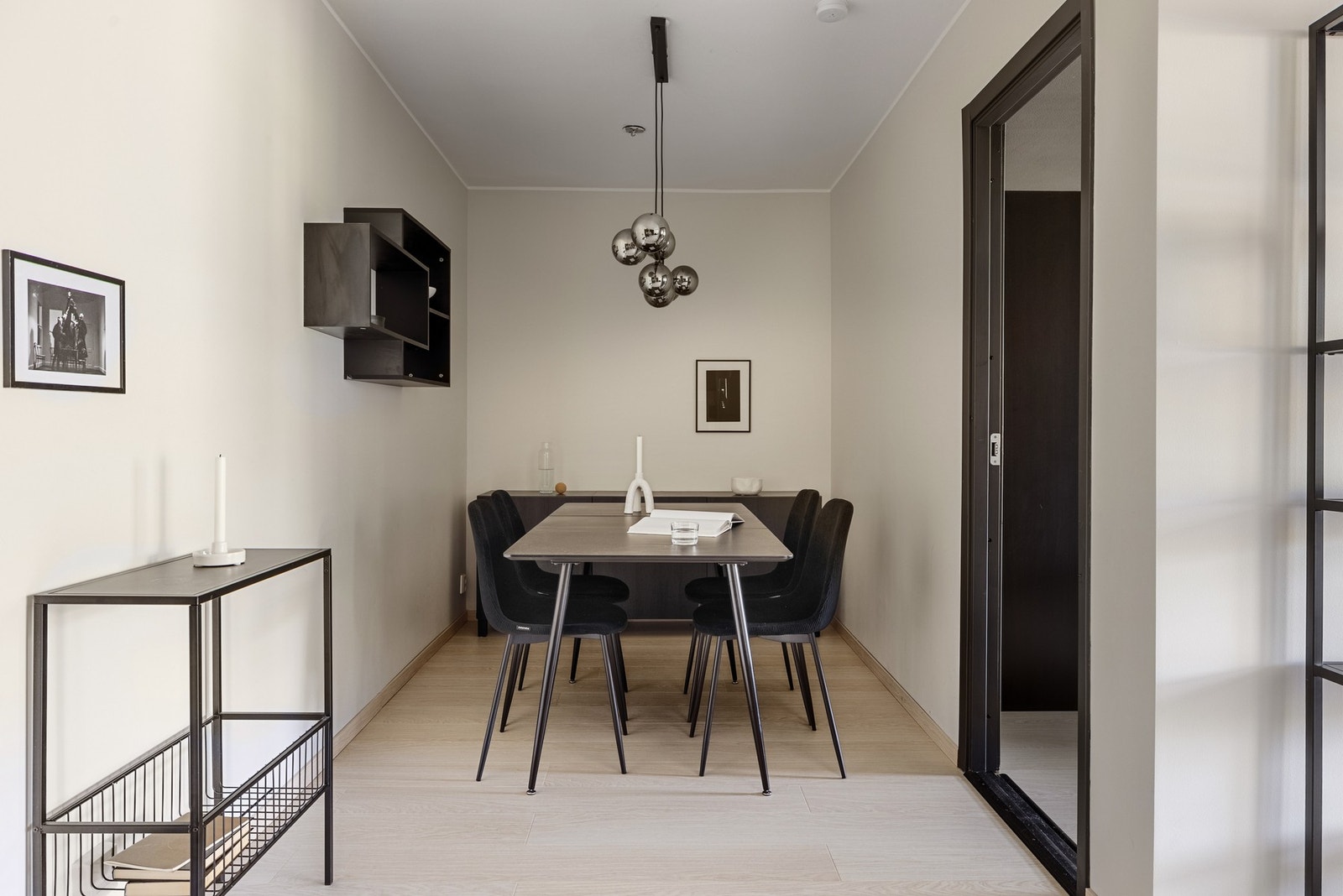 Rommet er delt inn i naturlige soner- God plass til den kjente sofa-kroken, samt spisegruppe! Galleribilde