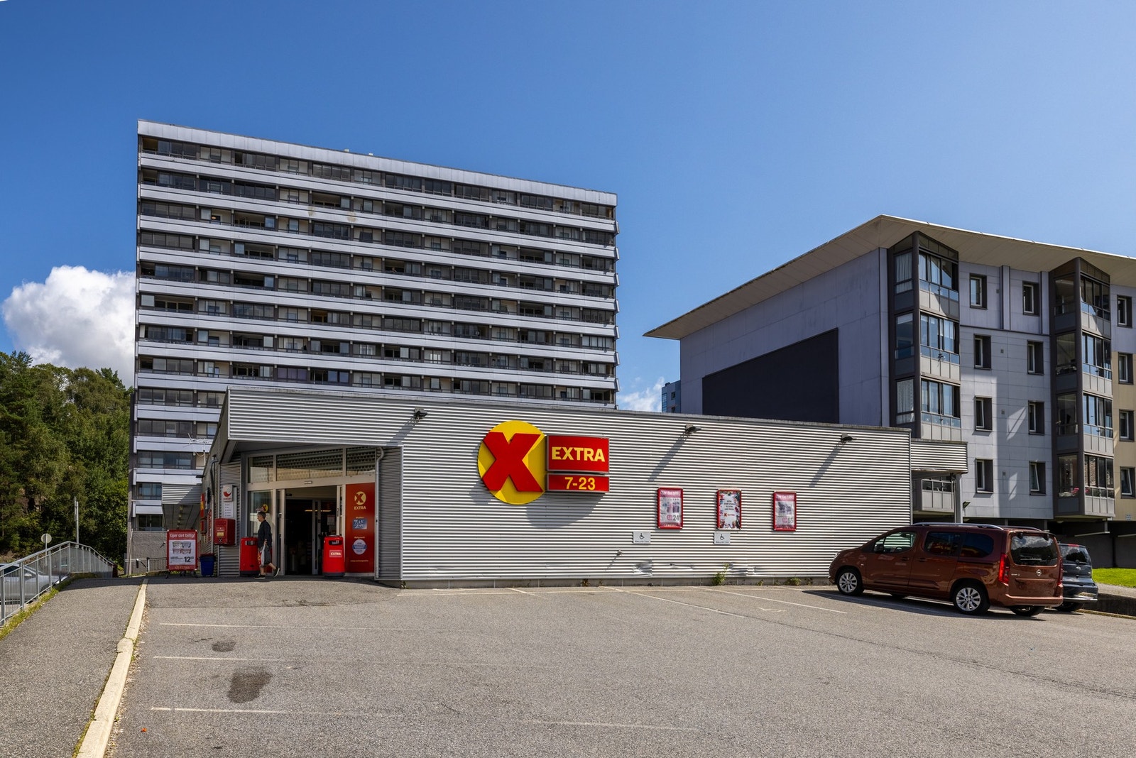 Nærmeste dagligvarebutikk er Coop Extra, som ligger ca. 11 minutters gange fra leiligheten. Galleribilde