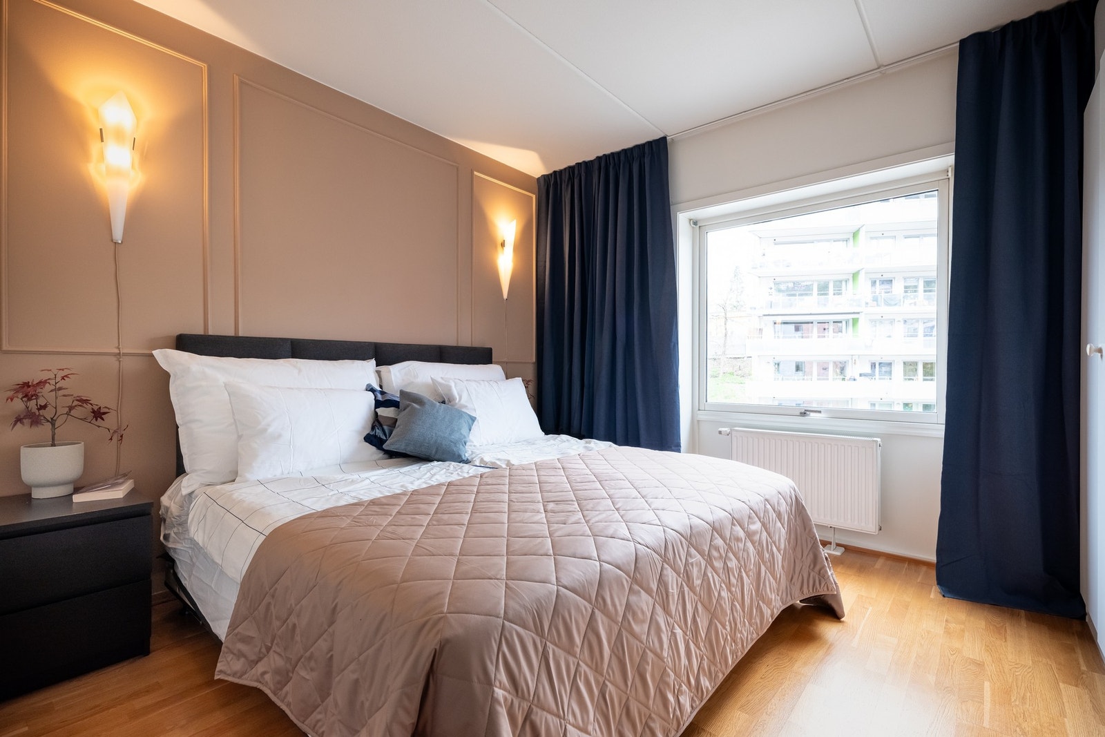 Boligen har i alt to soverom med malte flater og parkett på gulv. Galleribilde