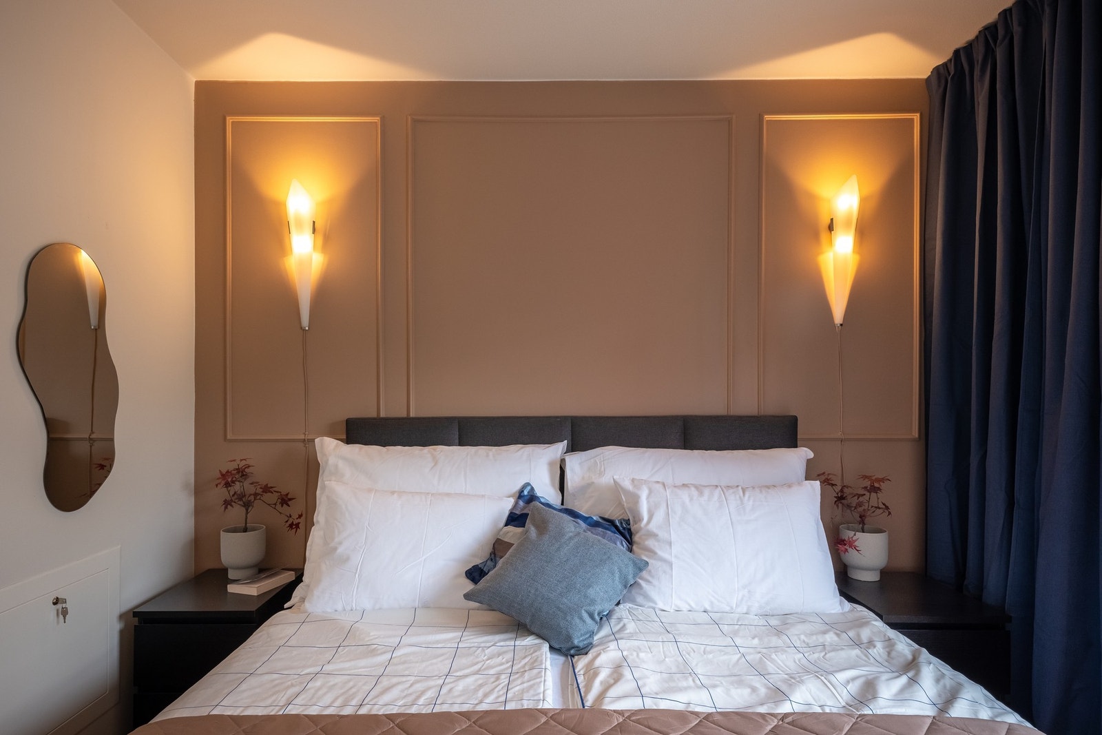 Hovedsoverommet er av god størrelse med plass til dobbeltseng, nattbord og annet møblement. Galleribilde