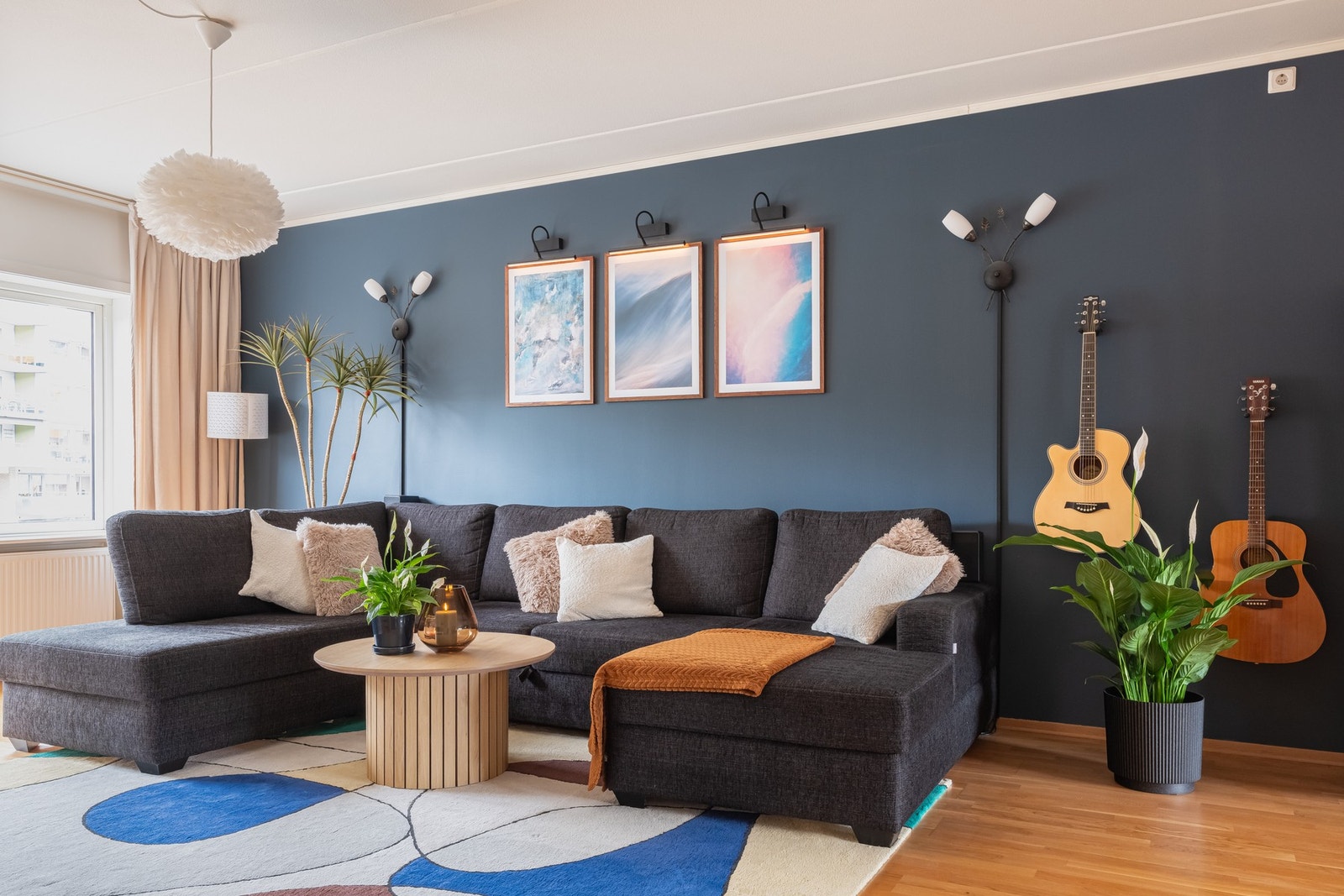 Stuen har fin plass for stor sofa, salongbord og tilhørende mediemøblement. Galleribilde