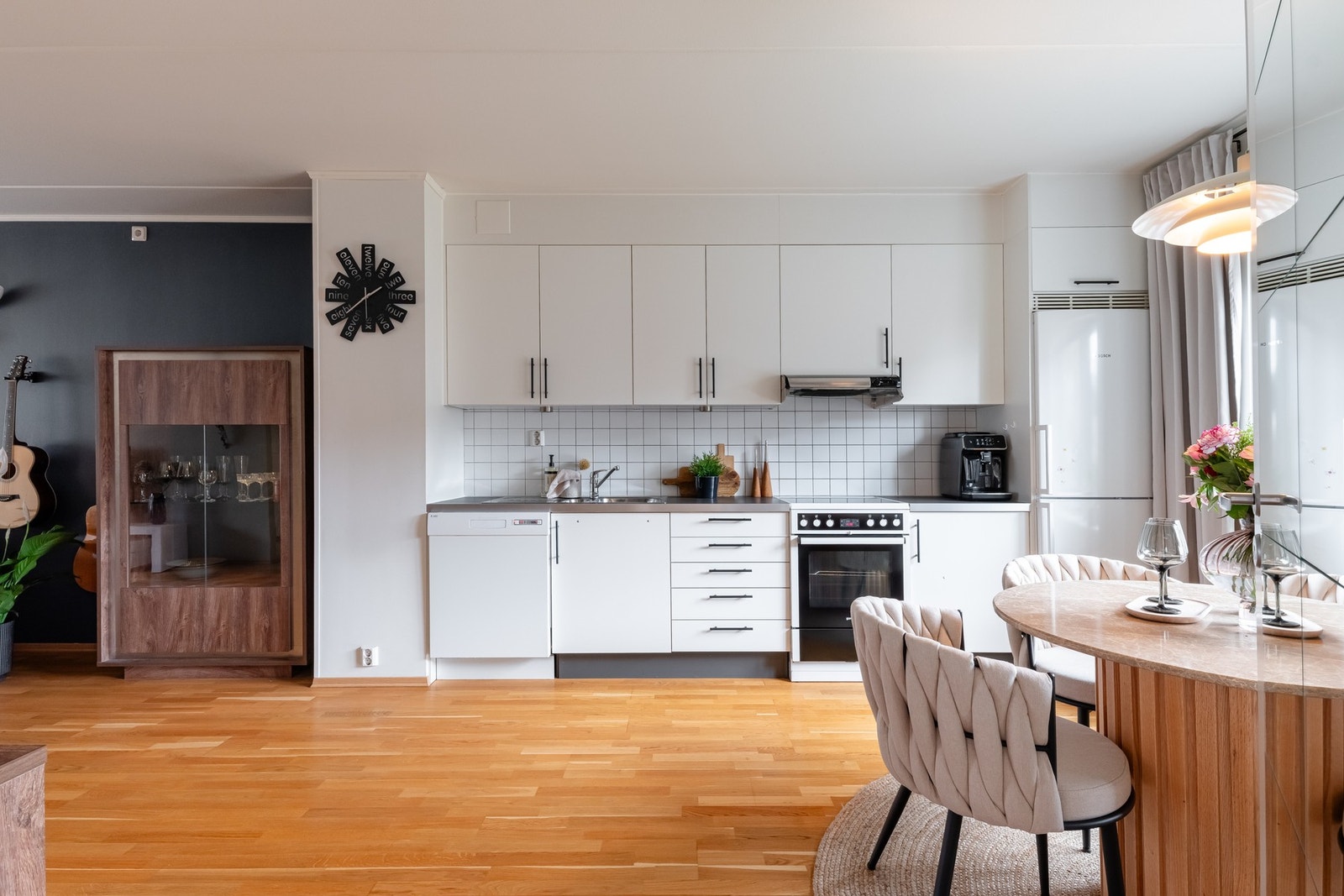 I andre enden av rommet finner vi boligens Norema-kjøkken. Galleribilde