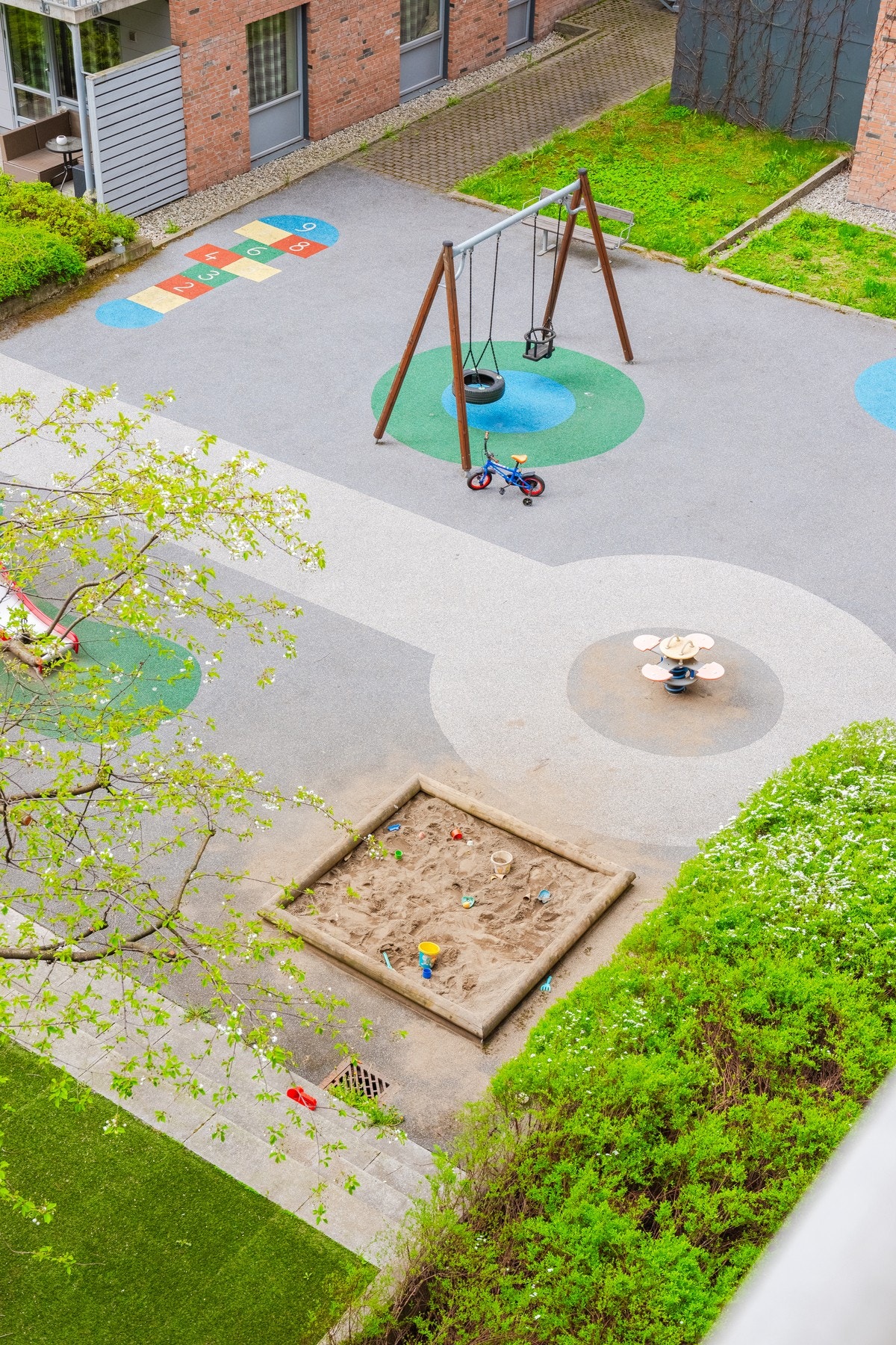 Hyggelig utsyn mot fine fellesområder med blant annet lekeplass fra boligen. Galleribilde