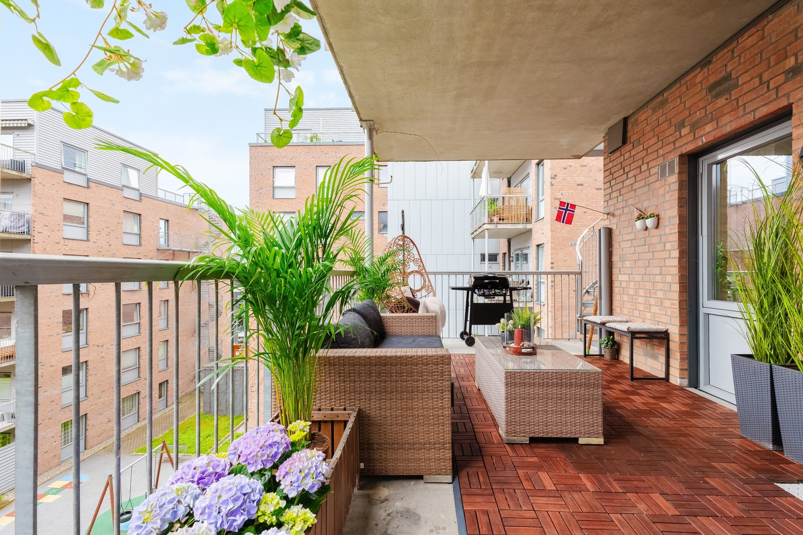 Den sydvendte plasseringen byr på gode solforhold på sommeren med sol fra morgenen til kveld i følge selger. (Uteplassen er en del av fellesområder og rømningsvei slik at møbleringen må god klaring). Galleribilde