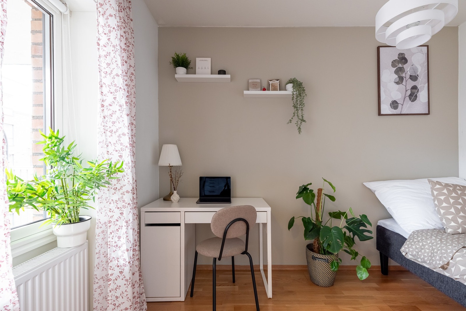 Her er det fin plass til seng, og oppbevaringsmøblement. Galleribilde