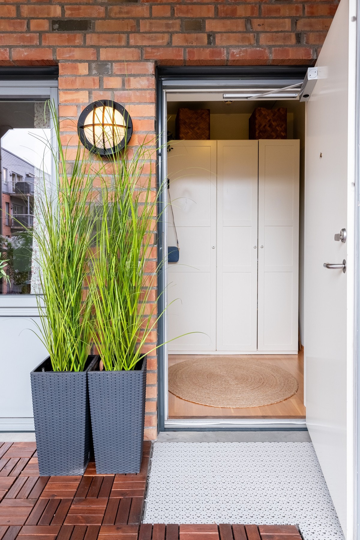 Her er det mange muligheter for å få laget til en svært hyggelig velkomst med planter og lignende da du selv disponerer uteområdet foran. Galleribilde