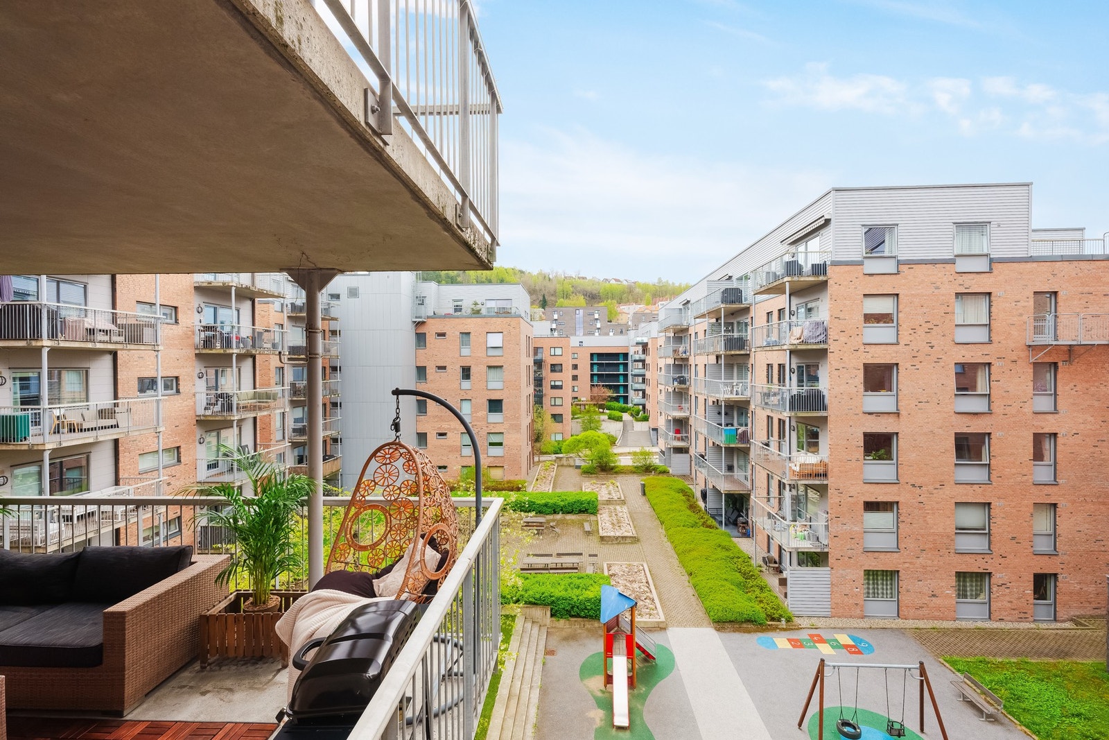 Hyggelig utsyn mot borettslagets fellesområder og lekeplass. Beliggenheten på enden av bygget gjør at det ikke er mye gjennomgangstrafikk og du vil stort sett kunne få oppholde deg her i fred. Galleribilde