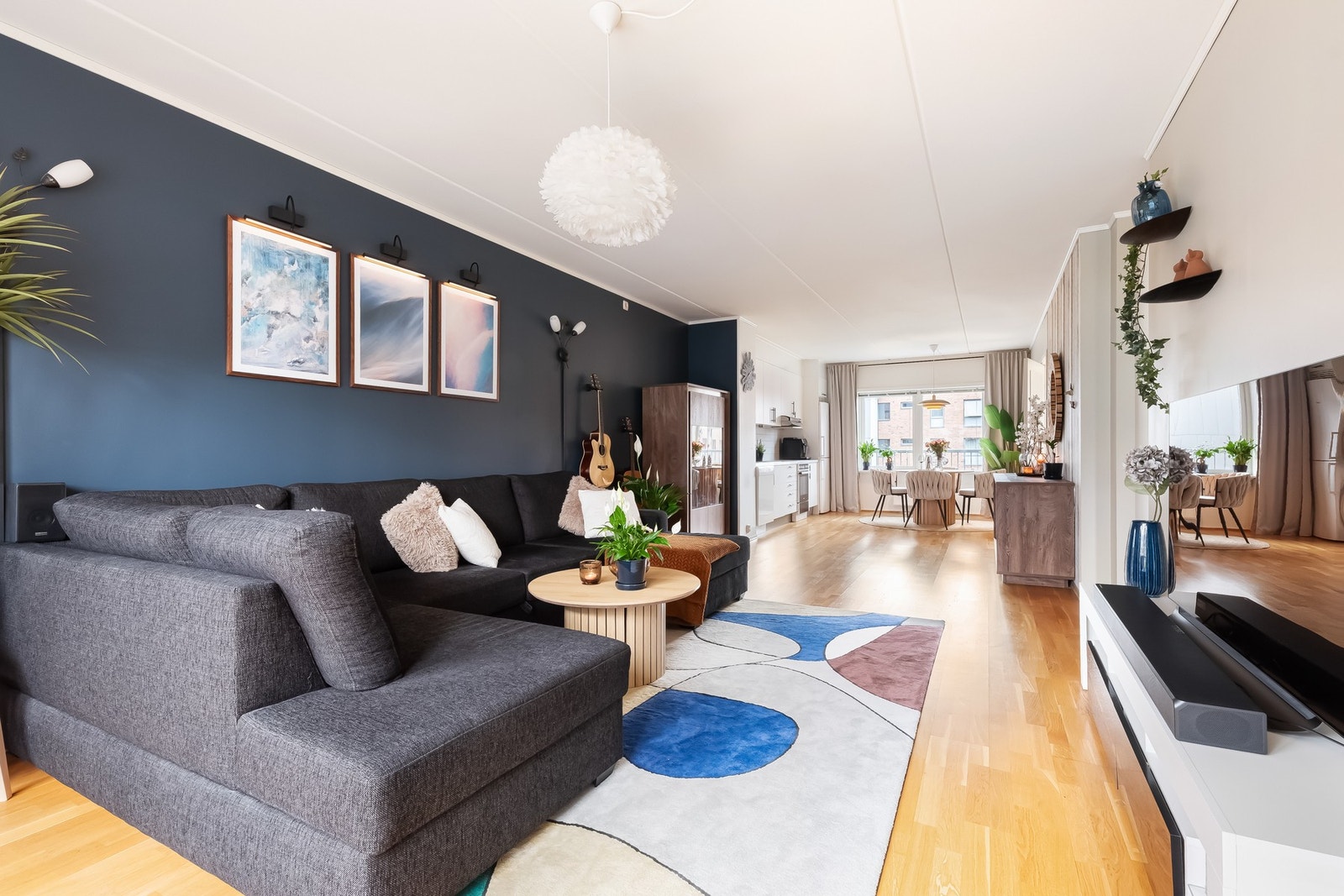 Boligens oppholdsrom er av god størrelse, og den gjennomgående planløsningen gir en luftig og fin romfølelse. Galleribilde