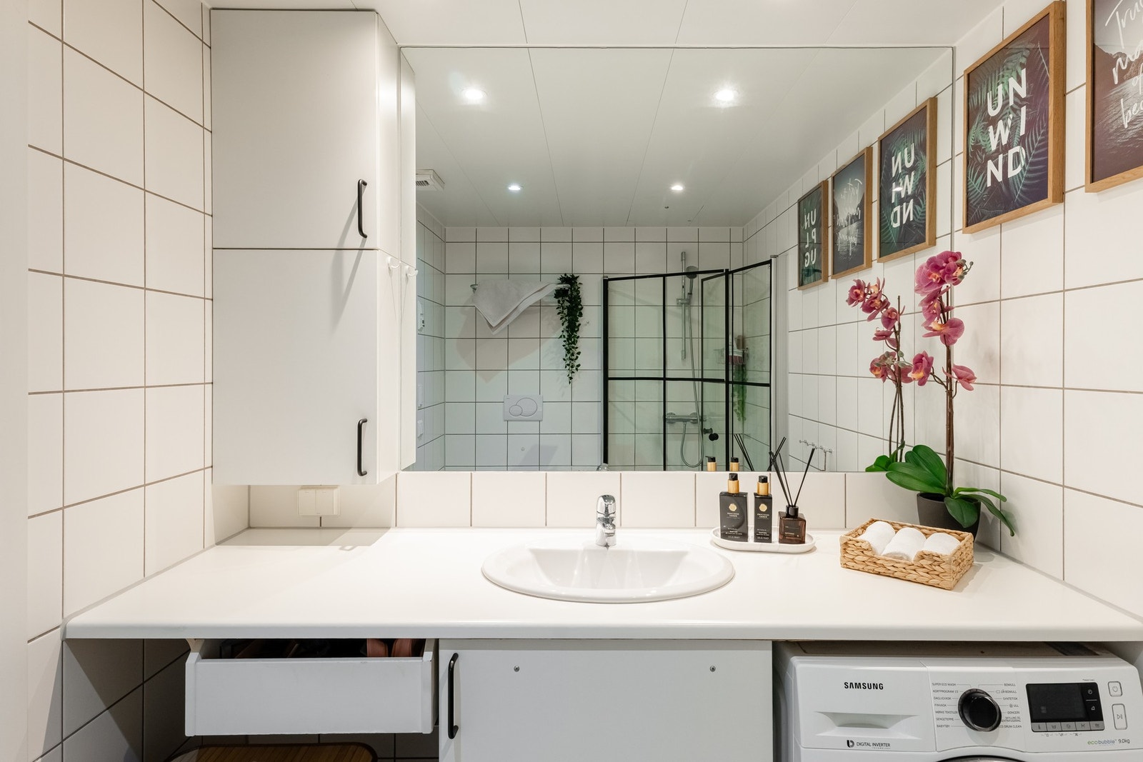 Innredningen består av servant på heldekkende benkeplate, underskap, vegghengt skap og stort speil. Galleribilde