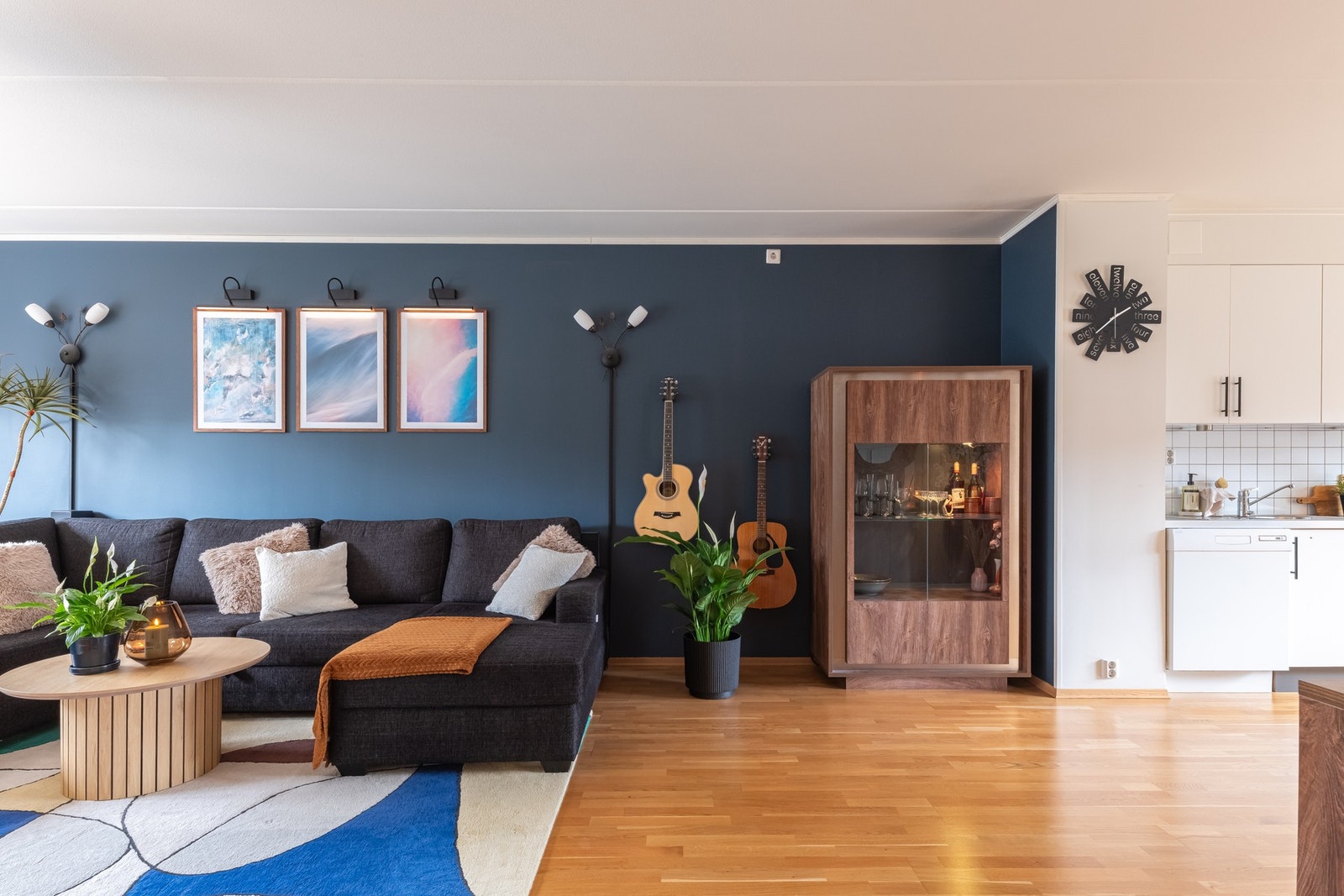 Det er også fin plass for plassering av vitrineskap, skjenk og lignende. Galleribilde