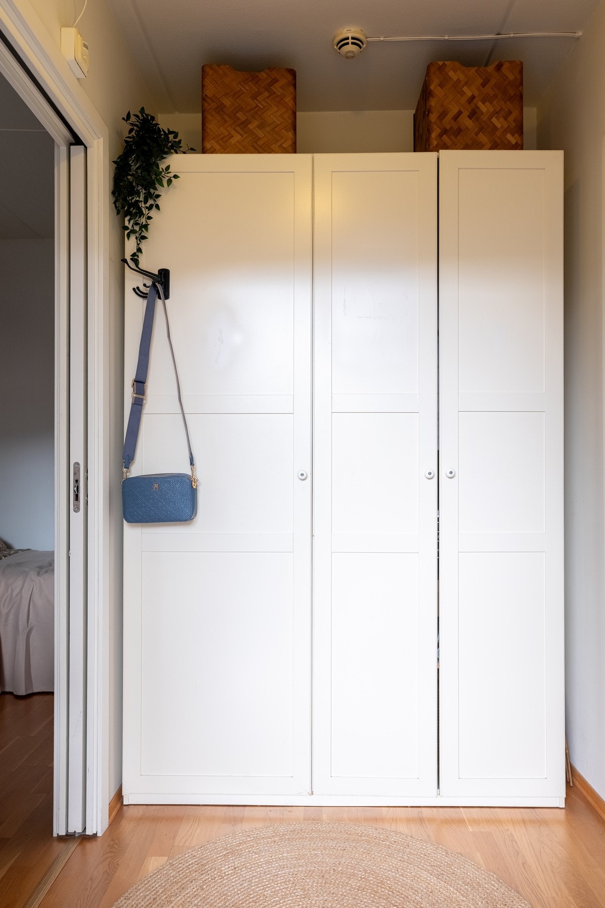 Entréen har mye garderobeplass som medfølger. Av ekstern lagring er det en kjellerbod på 5 kvm. Galleribilde