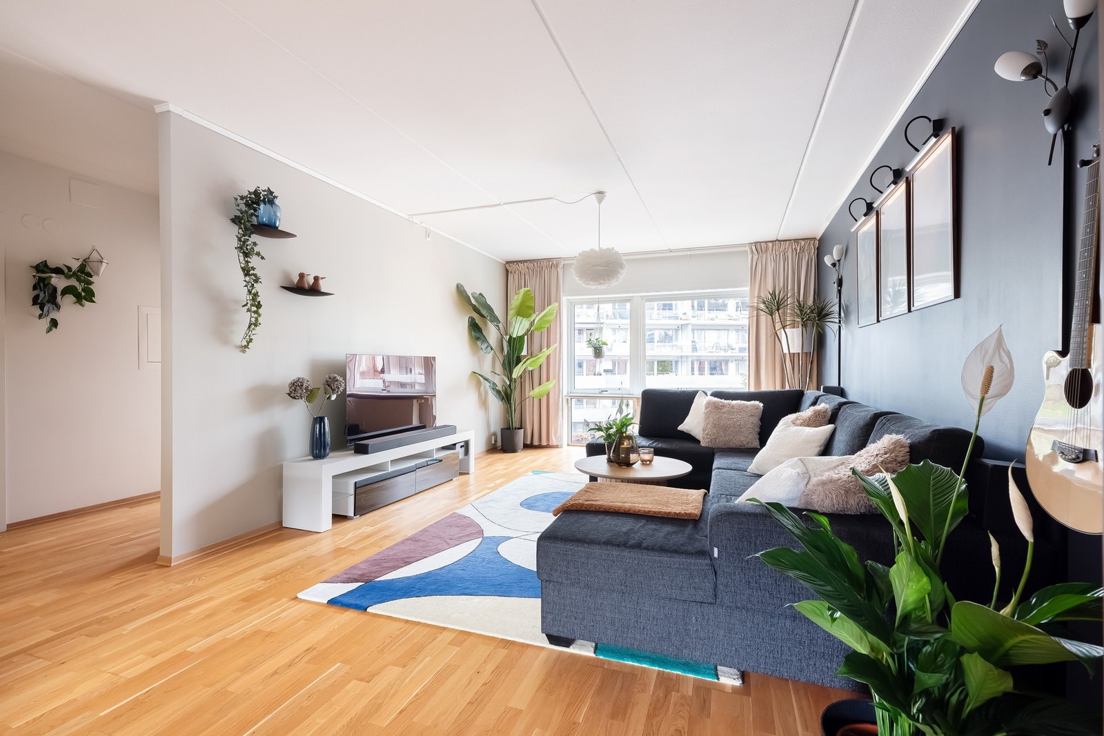 Boligen har en fin plassering på enden av bygget og har en gjennomgående planløsning. Galleribilde