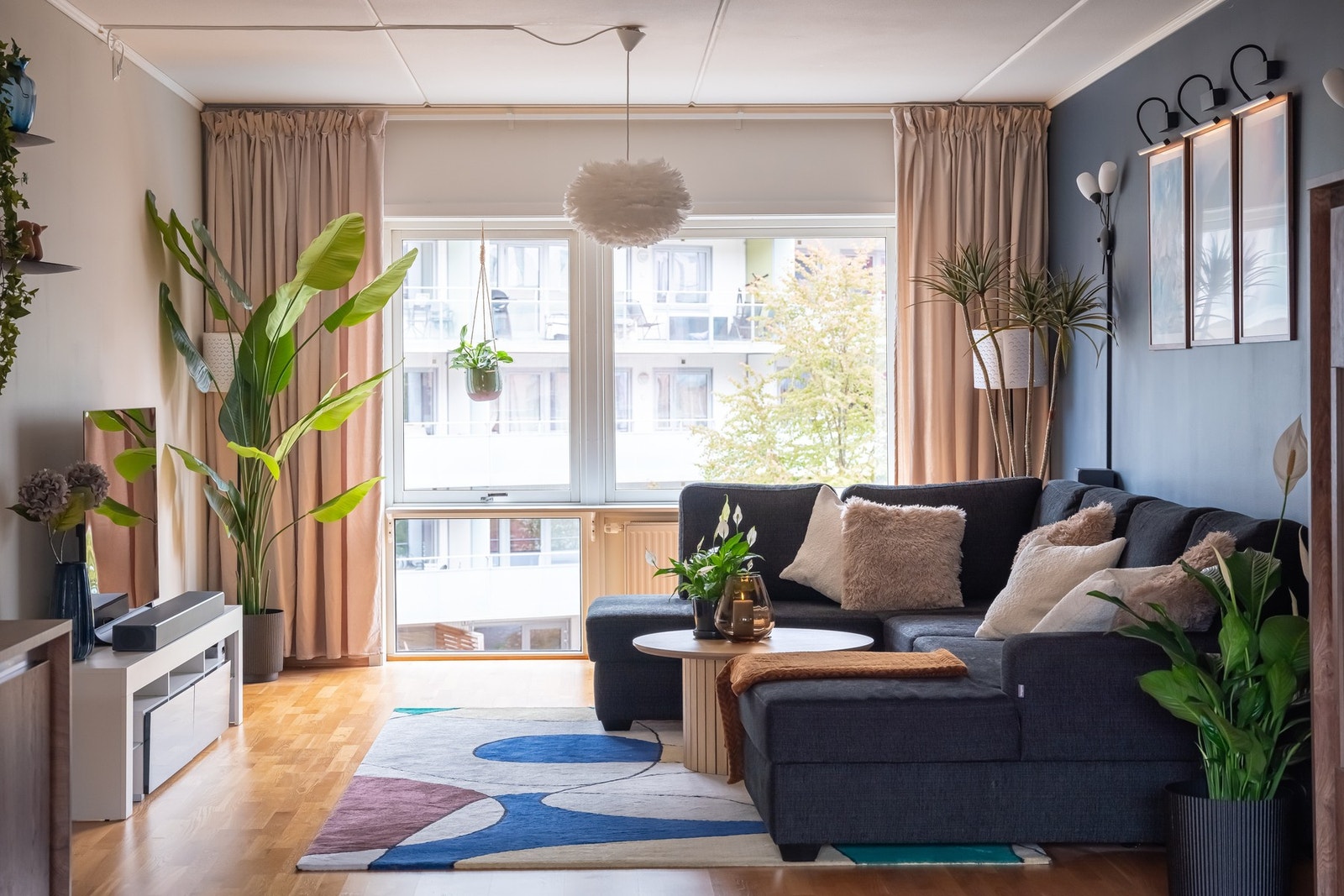 De store vindusflatene gir godt med naturlig lysinnslipp. Galleribilde