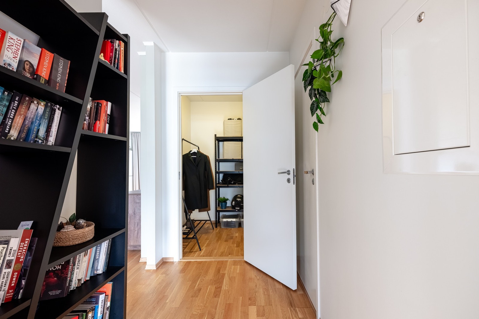 Innenfor mellomgangen finner vi også en praktisk bod. Galleribilde