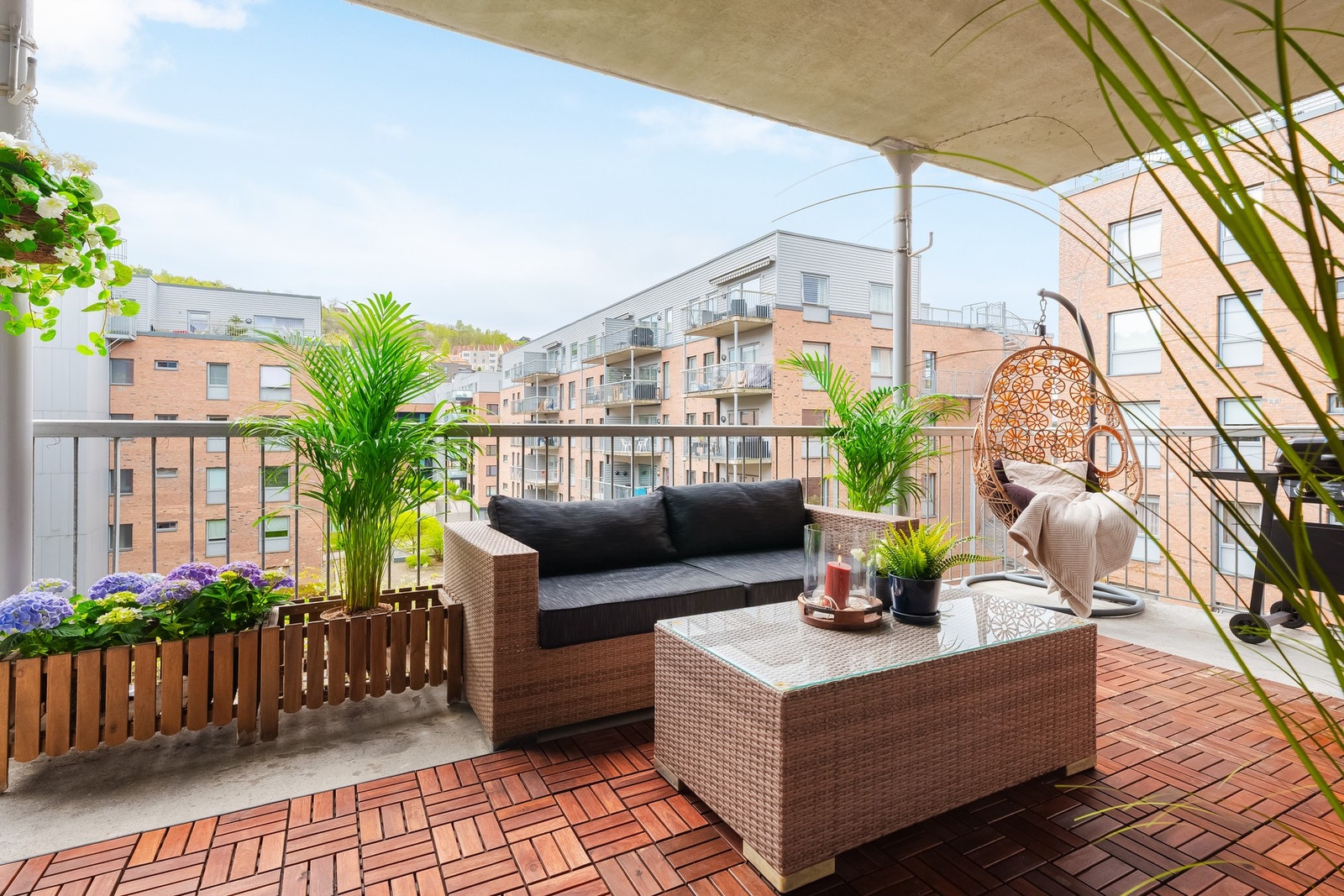 Dette er en lys og pen 3-roms endeleilighet i 5.etasje fra 2009 med super beliggenhet i et attraktivt boligområde. (Uteplassen er en del av fellesområder og rømningsvei slik at møbleringen må god klaring). Galleribilde