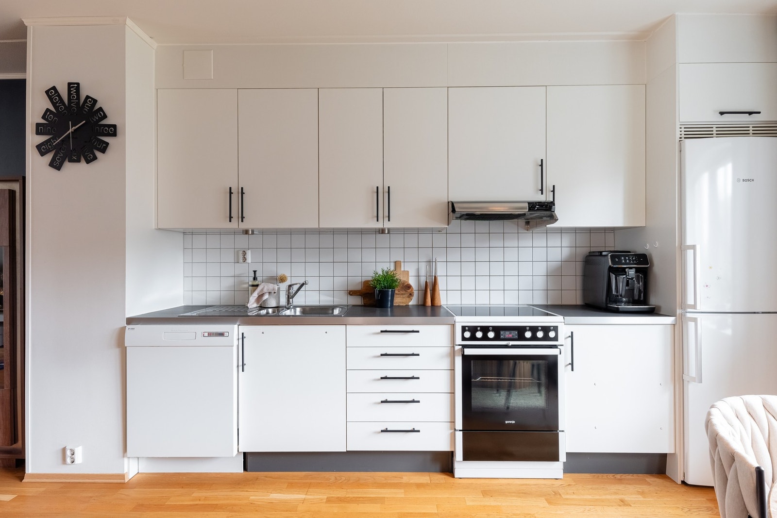 Lyst kjøkken som byr på fint med skap, skuffer og benkeplass. Slett innredning med laminat benkeplate og nedfelt oppvaskkum og ett-greps armatur. Galleribilde