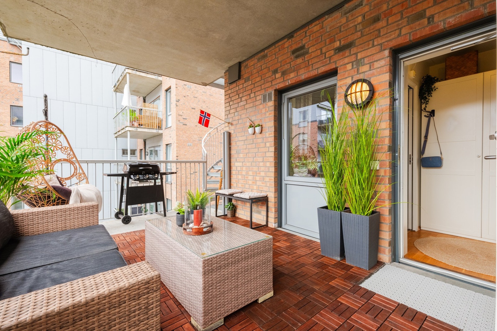 Boligen ligger på enden av svalgang. En svalgang må normalt ha fri passasje for gjennomgangstrafikk mot rømningsveier, deler av uteplassen er derfor ikke å anse som til privat bruk, men som en del av fellesområdet. Møbleringen skal ifølge styret stå innti Galleribilde