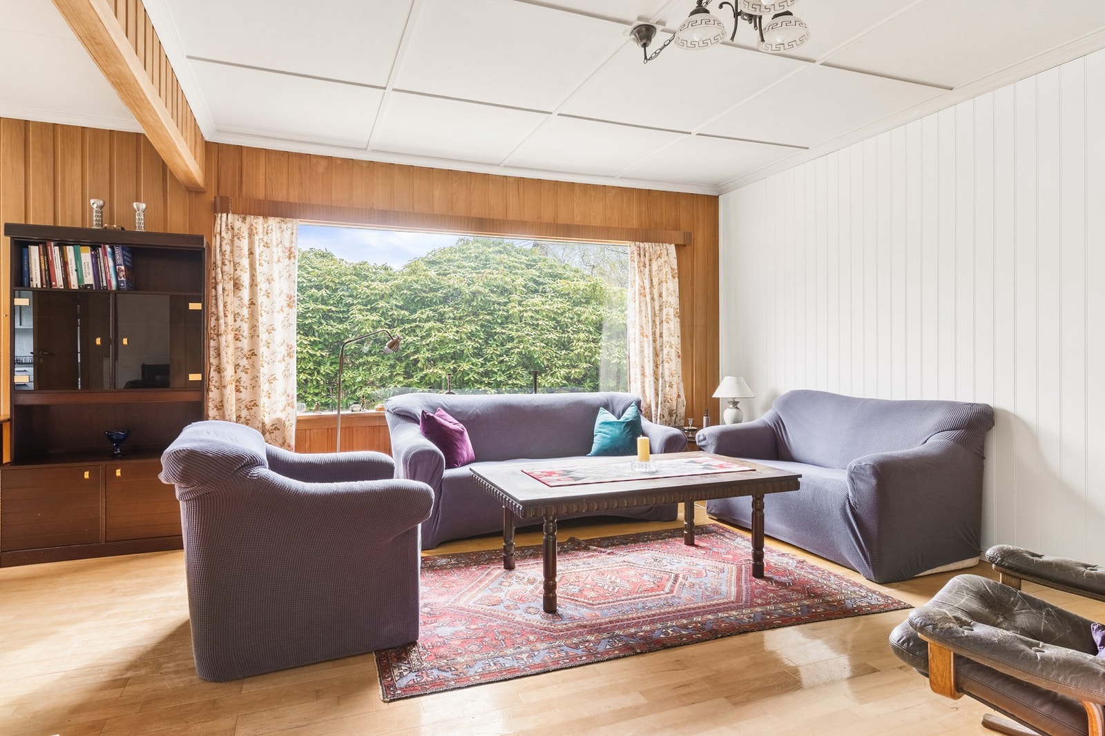 Store vindusflater slipper inn rikelig med naturlig lys. Galleribilde
