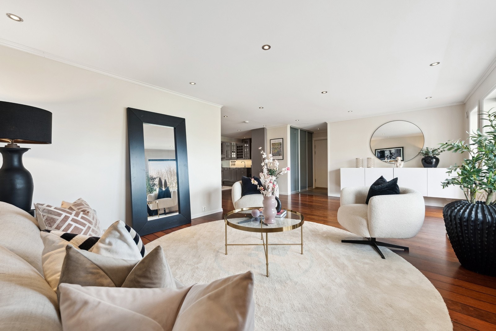 Stue med god plass til sofagruppe, tv-benk mm. Galleribilde