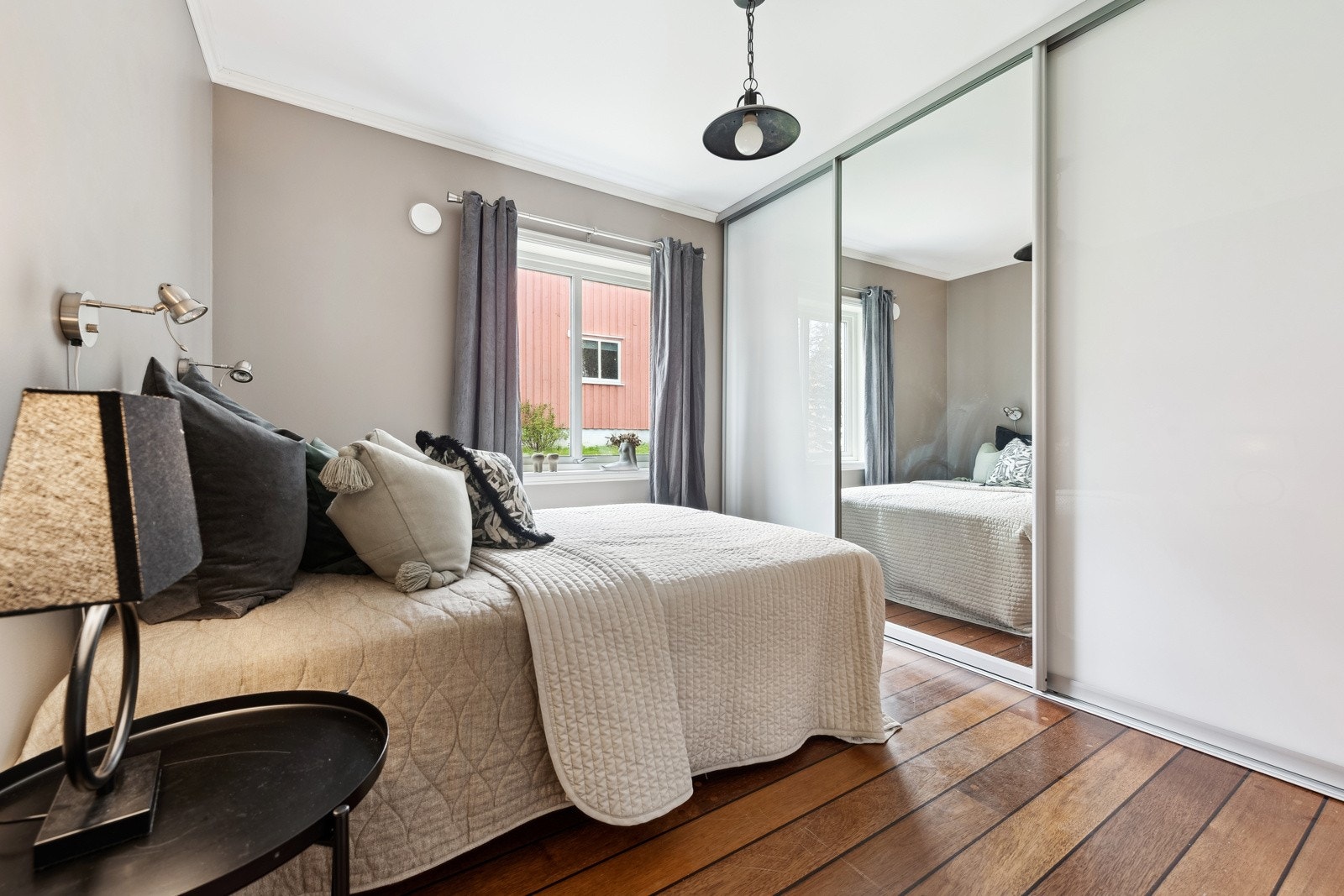 Begge soverommene er utstyrt med skyvedørsgarderobe med god lagringsplass. Galleribilde