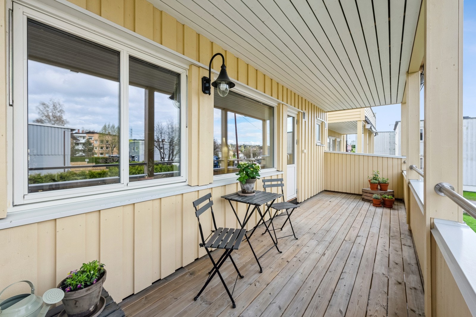 Vestvendt veranda med tregulv på 13 kvm med ettermiddags- og kveldssol. Galleribilde