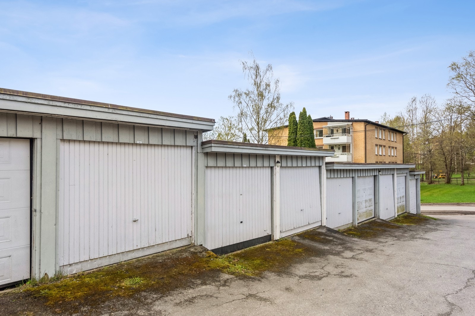 Garasje med mulighet for el bil lader i felles rekke medfølger. Den ligger nedenfor Treskeveien bhg. Galleribilde