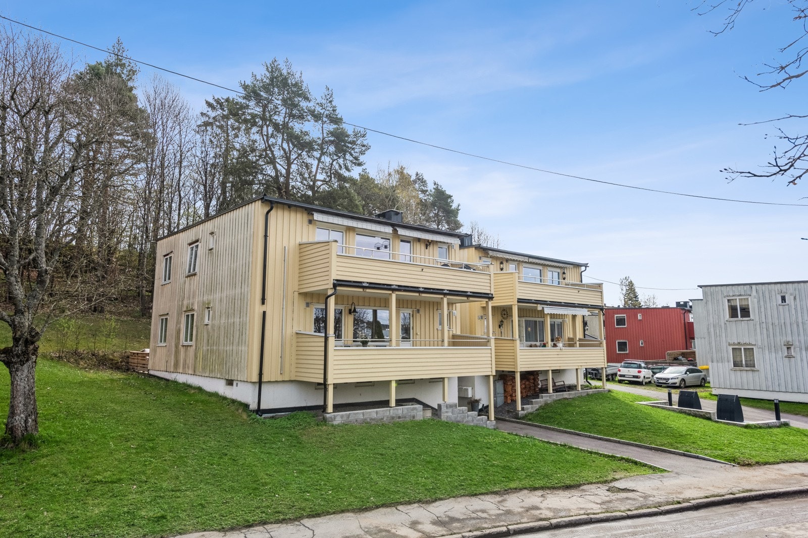 Vekommen til Treskeveien 12 - en påbygd og romslig leilighet i 4-mannsbolig. Galleribilde