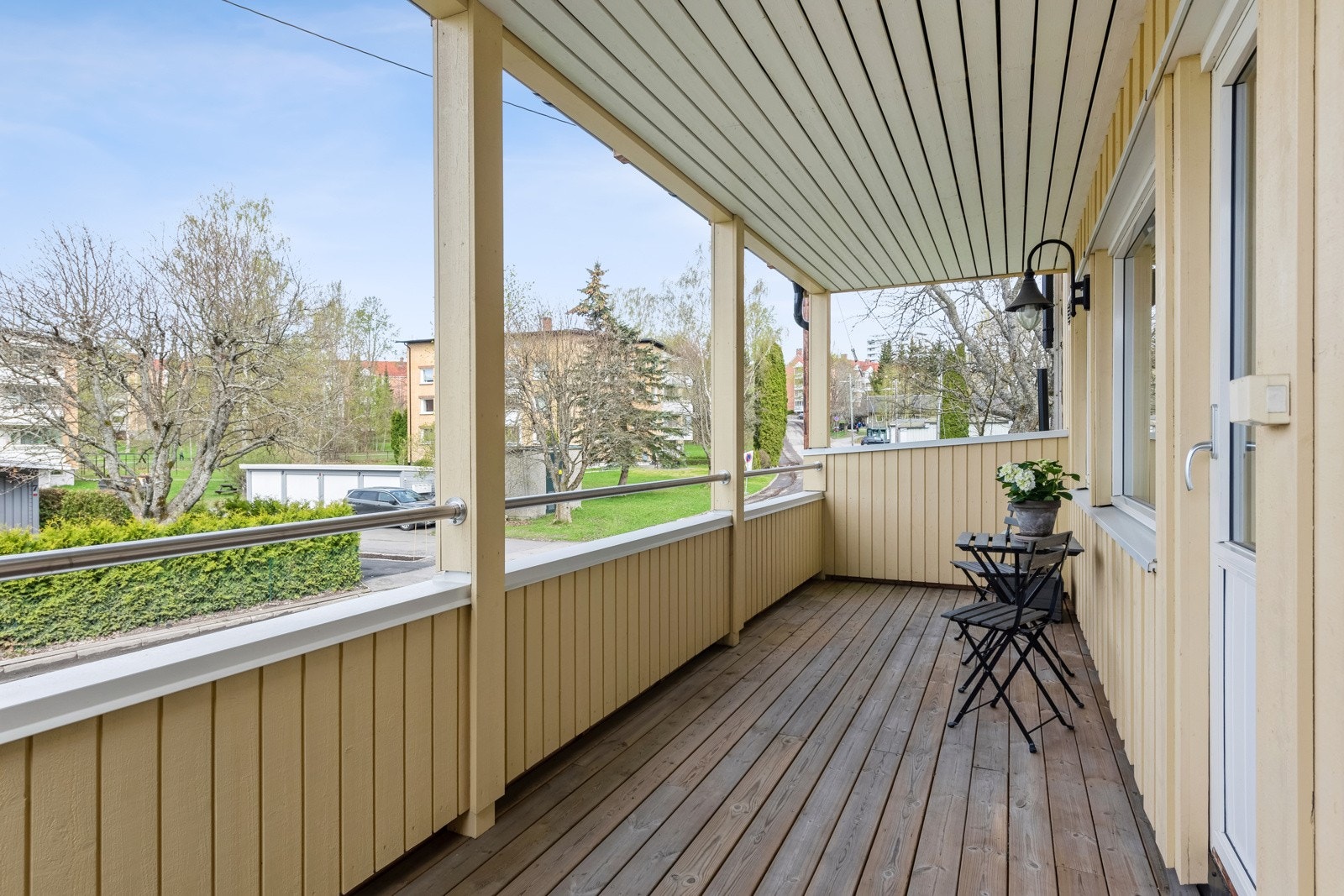Vestvendt veranda med god plass til grill, utemøbler mm. Galleribilde
